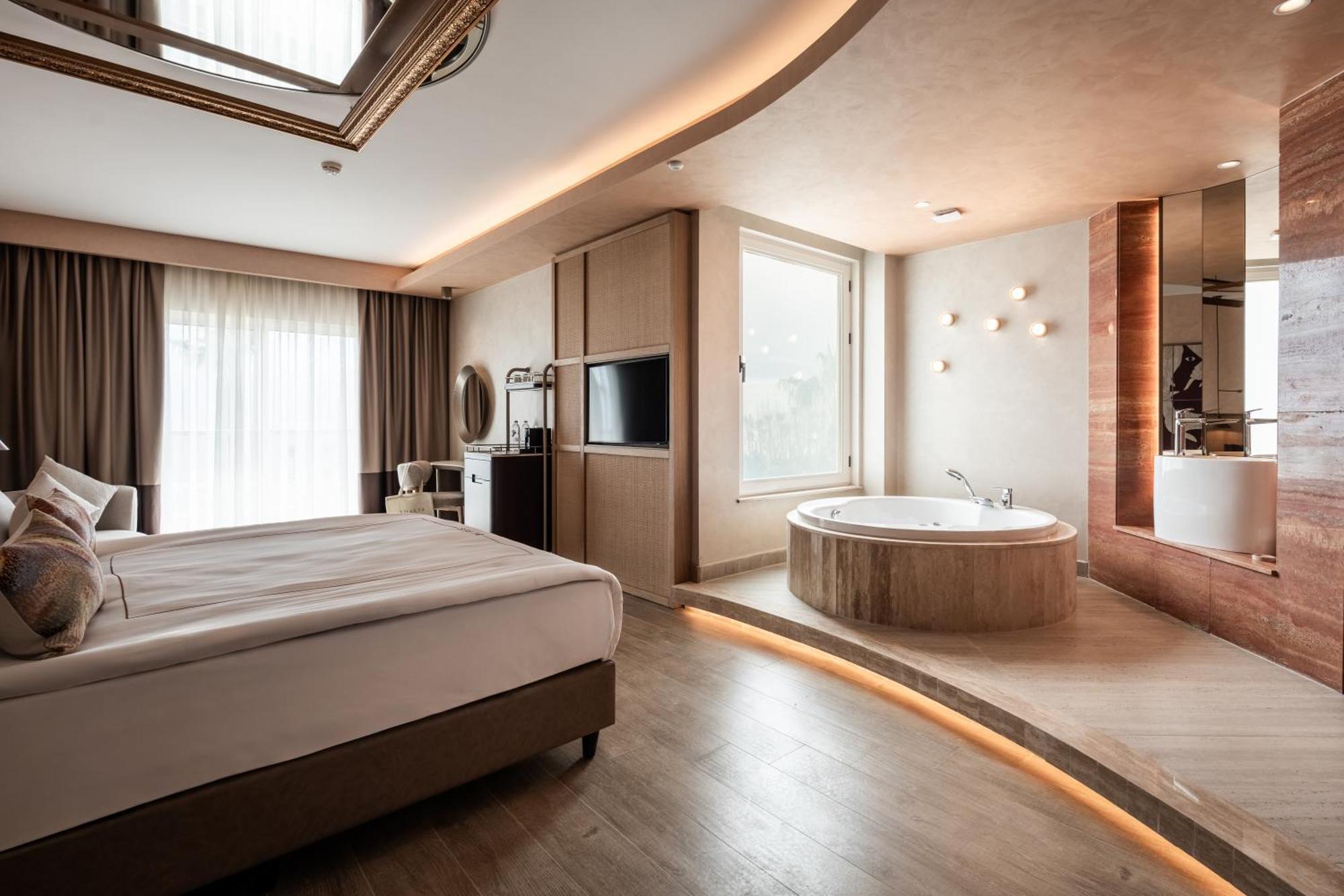 Superior Jacuzzi Room Sea View