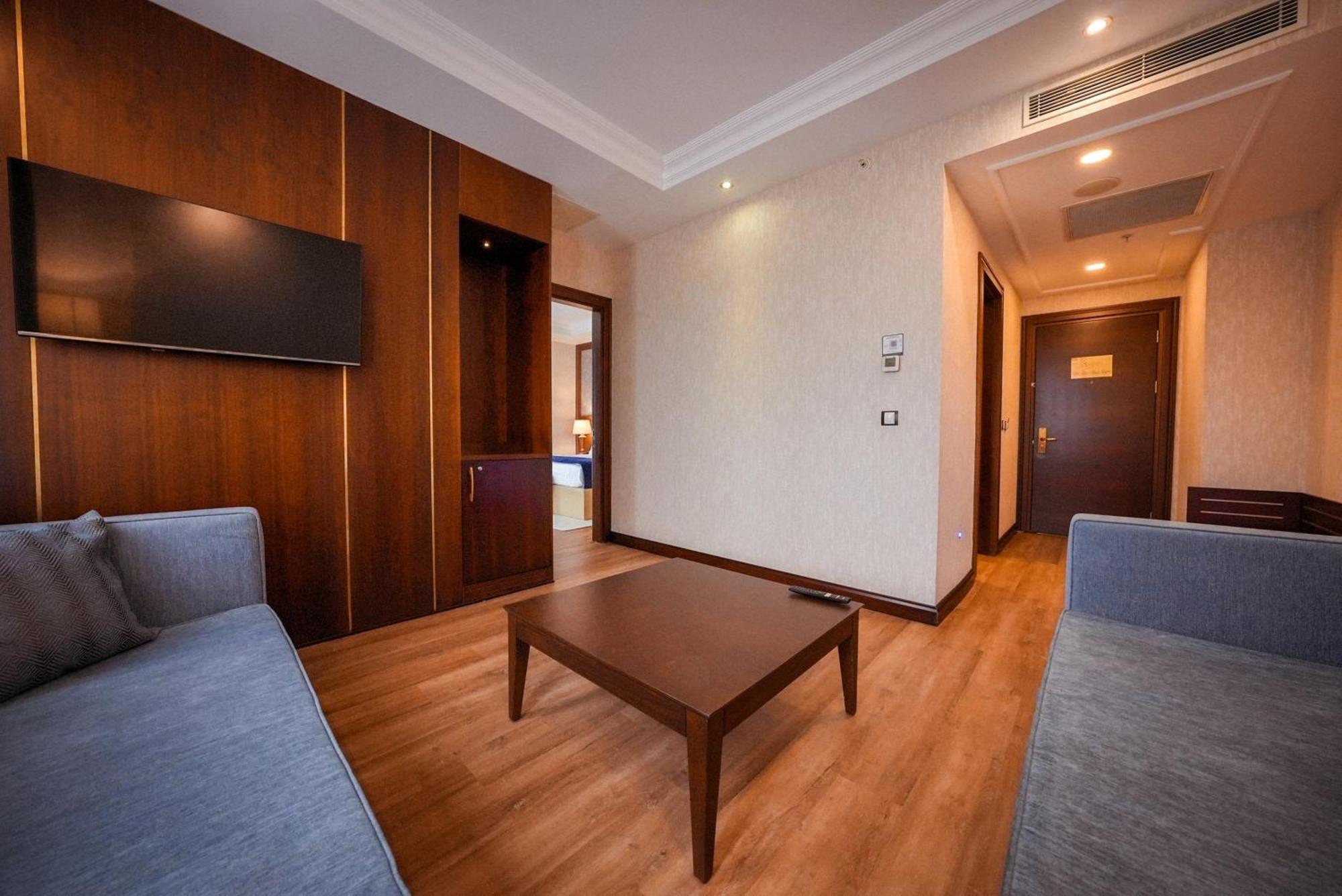King Suite,1765598963:JPEG