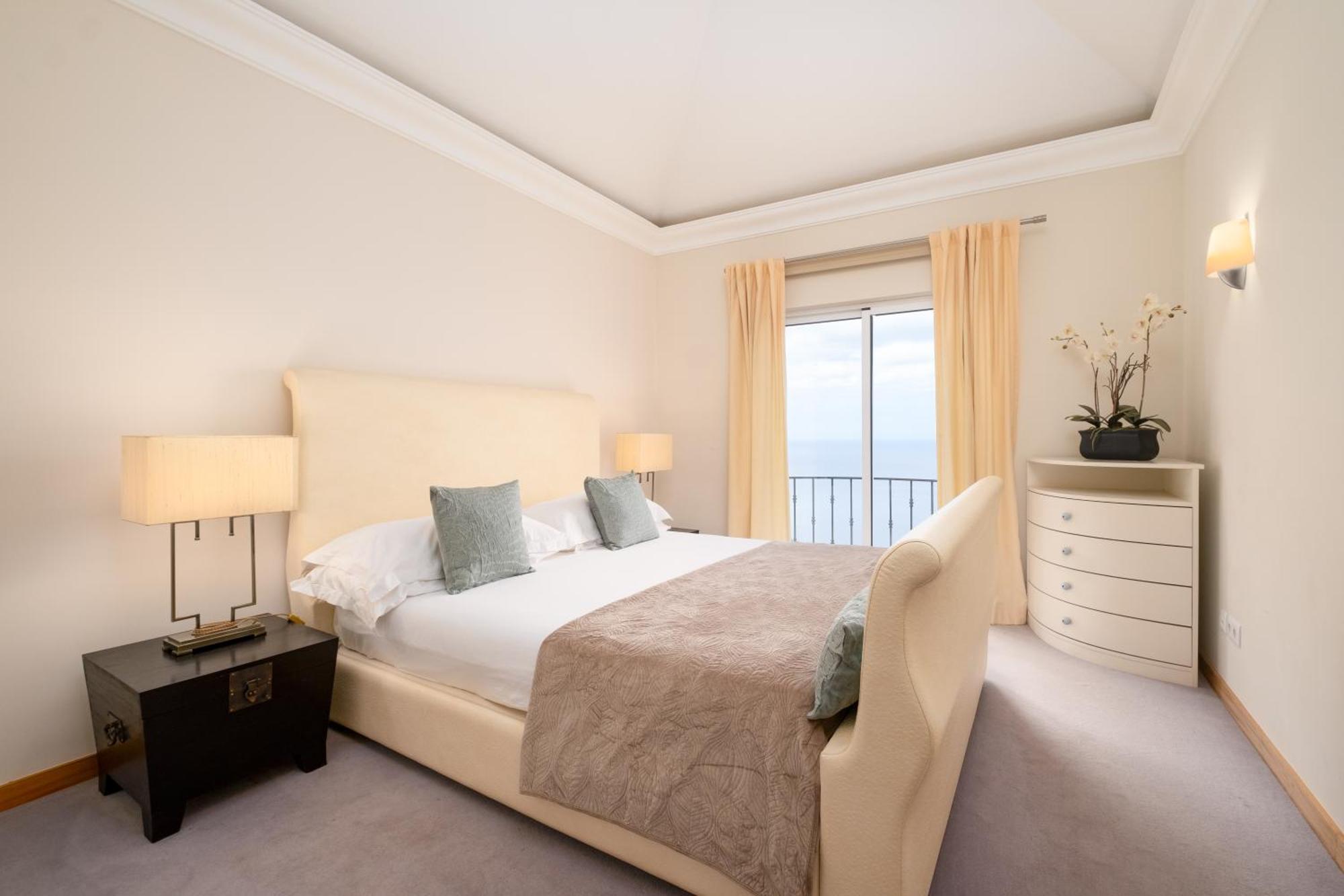 One-Bedroom Apartment Sea View