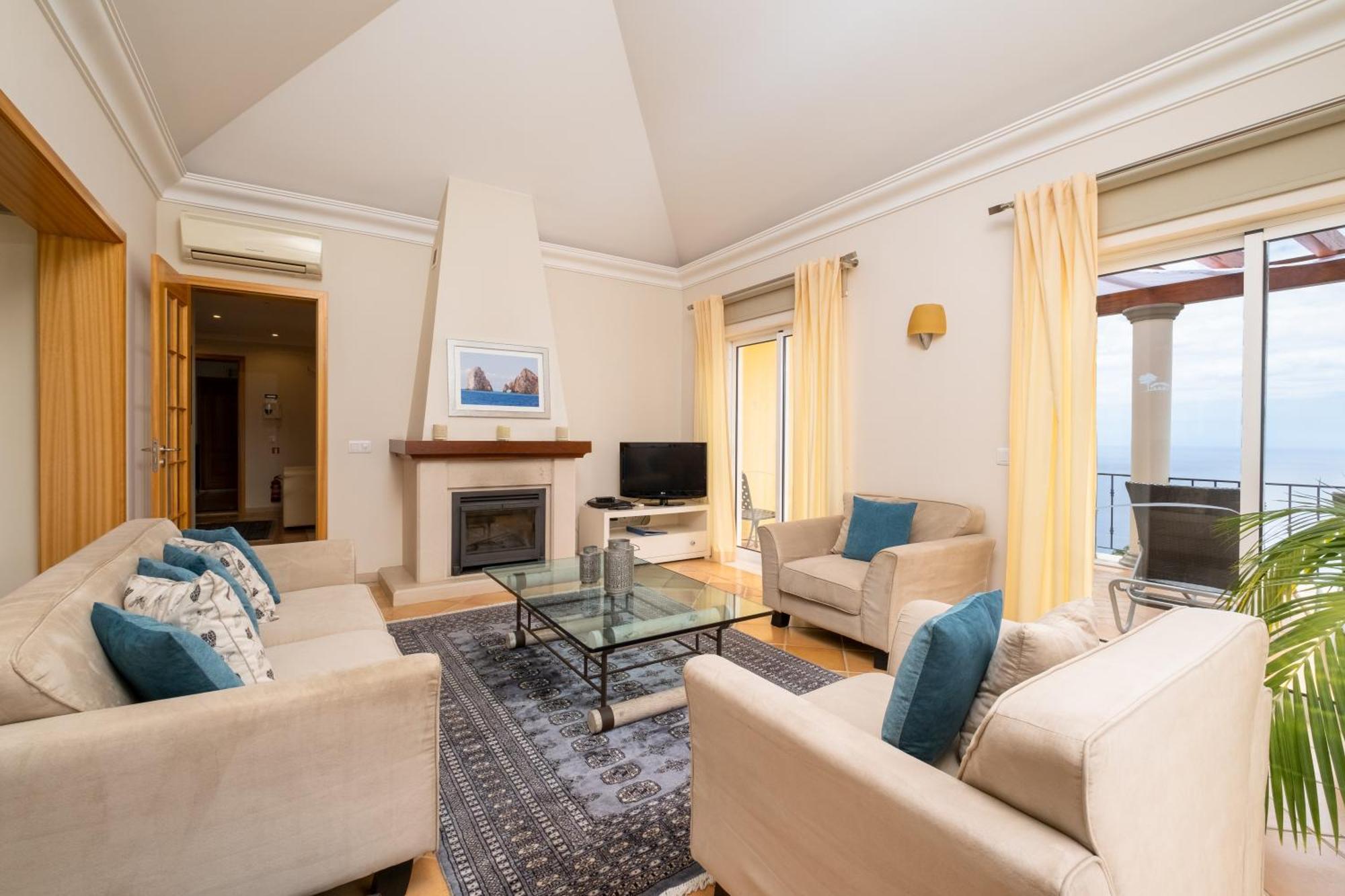 One-Bedroom Apartment Sea View