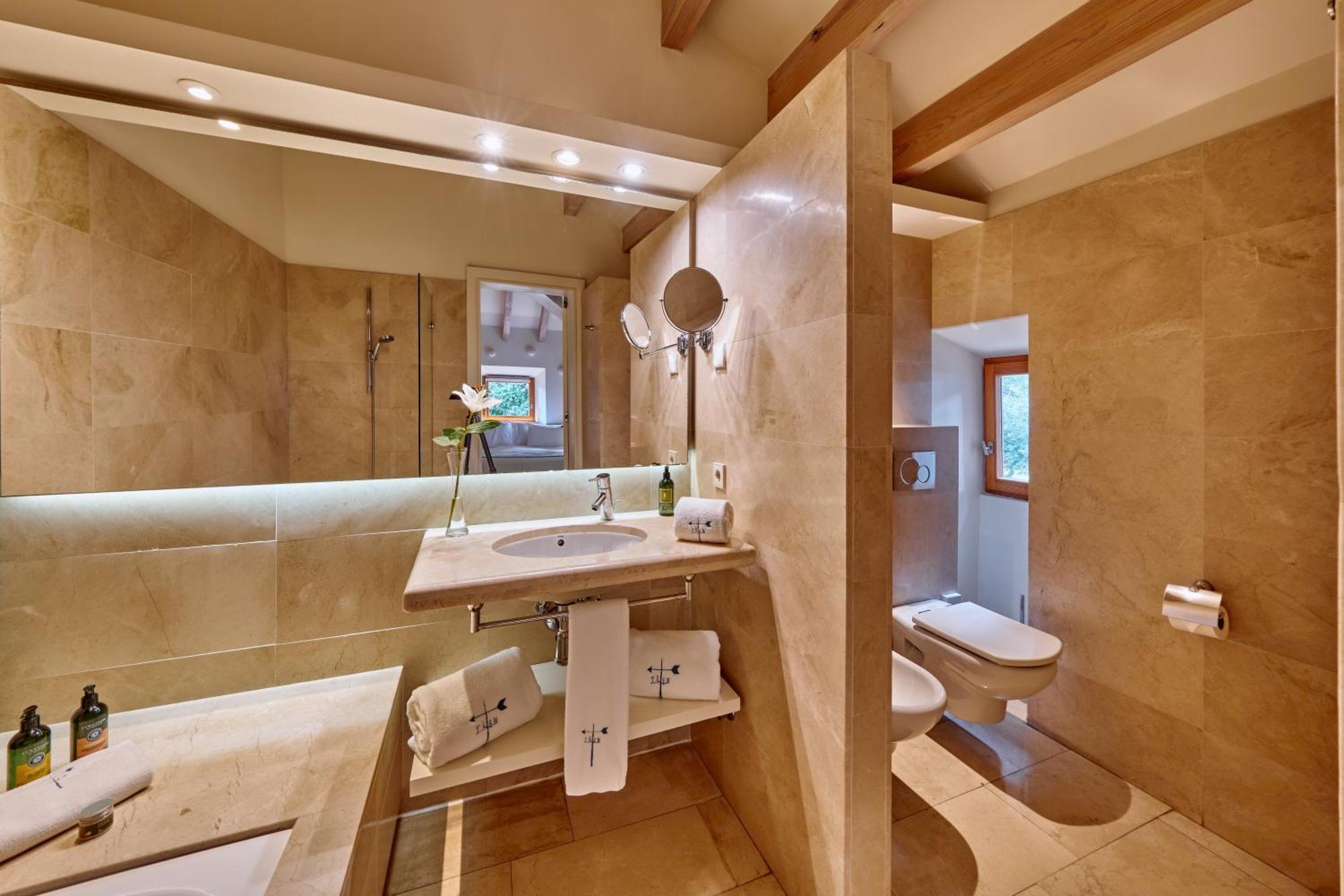 Double Room,1765893950:JPEG