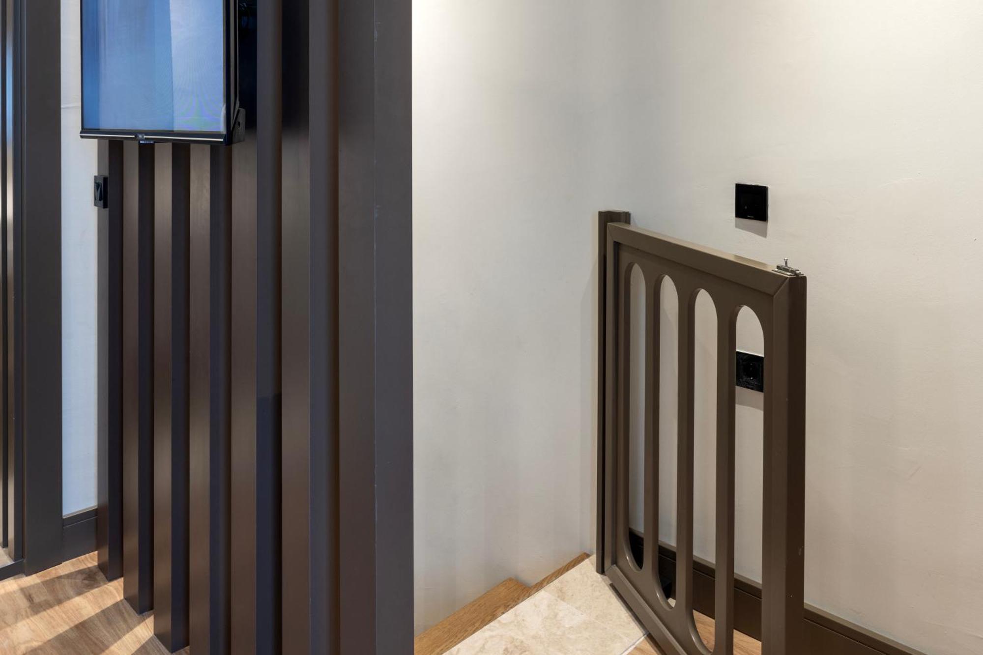 SUPERIOR DUPLEX FAMILY ROOM