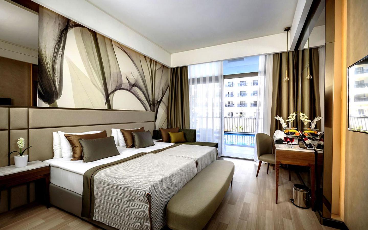 Deluxe Swim-Up Room