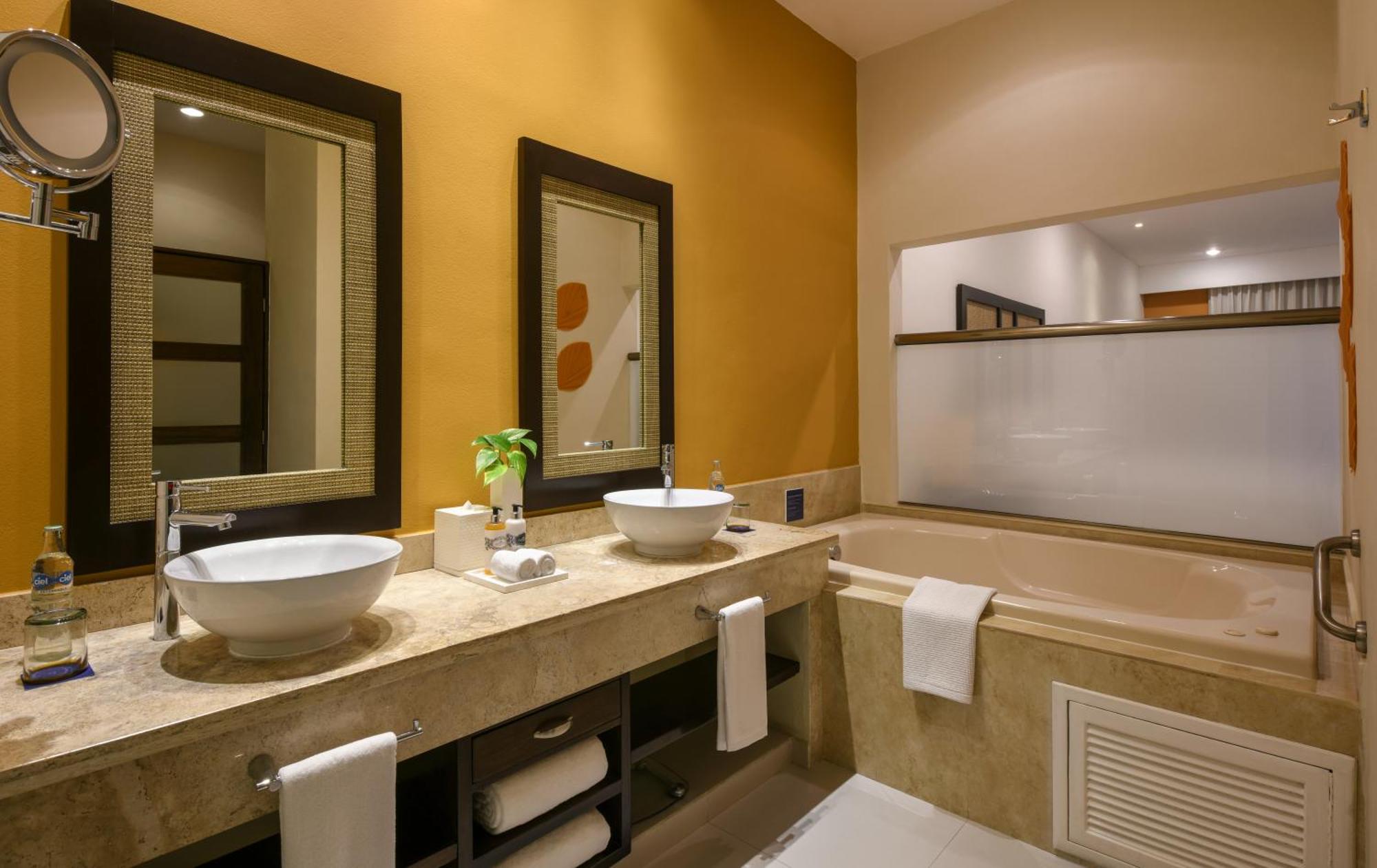 Premium Swim Up Junior Suite