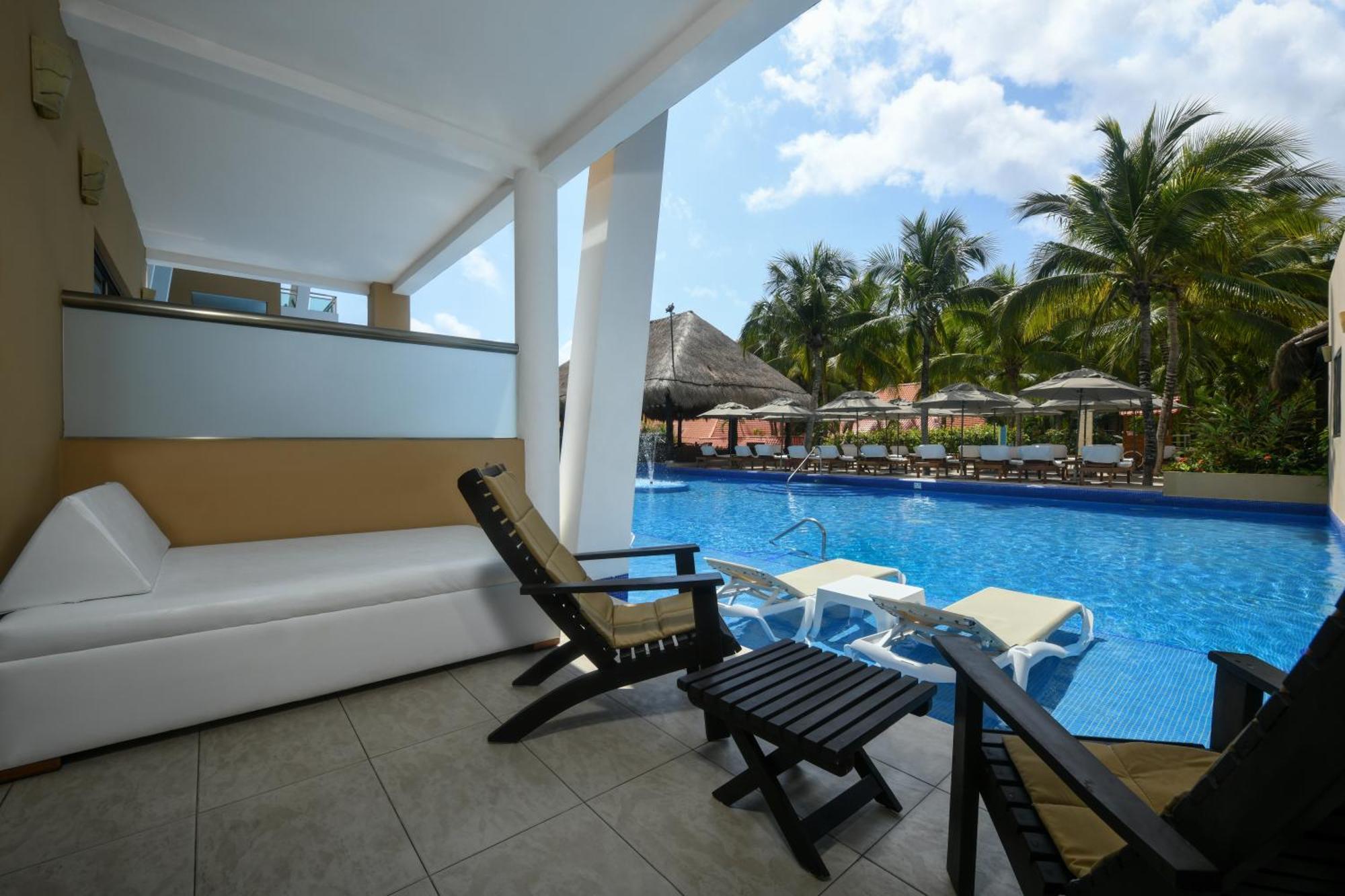 Premium Swim Up Junior Suite