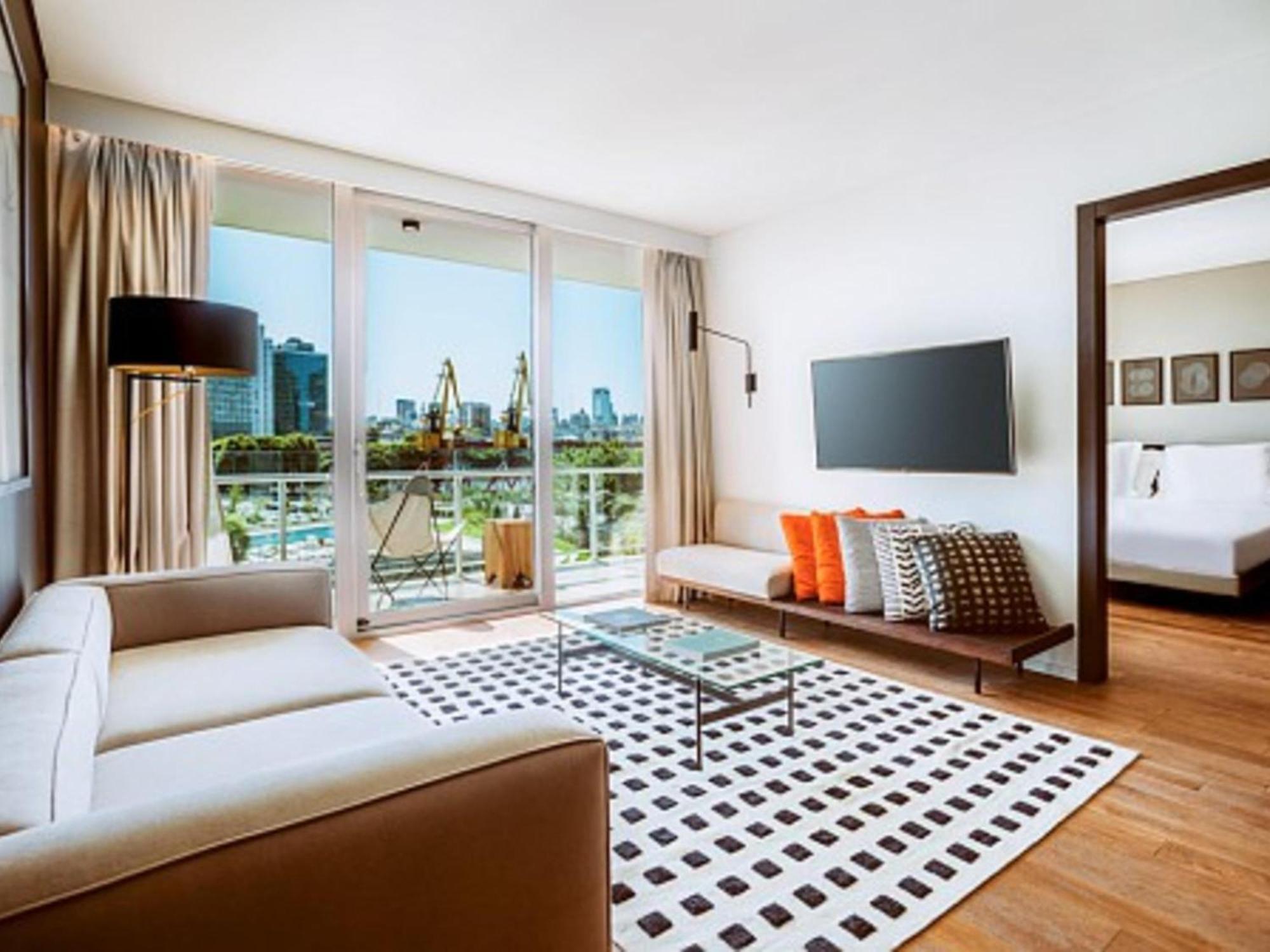 Deluxe King Suite View
