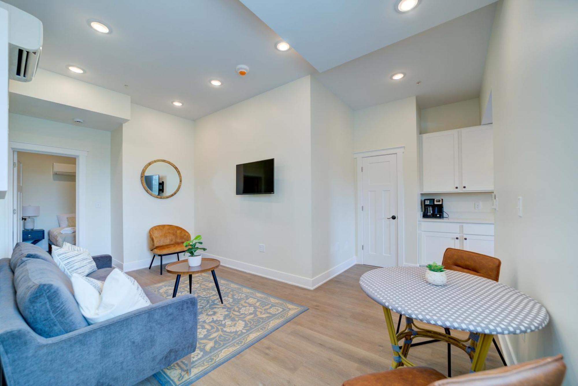 Deluxe Queen Suite