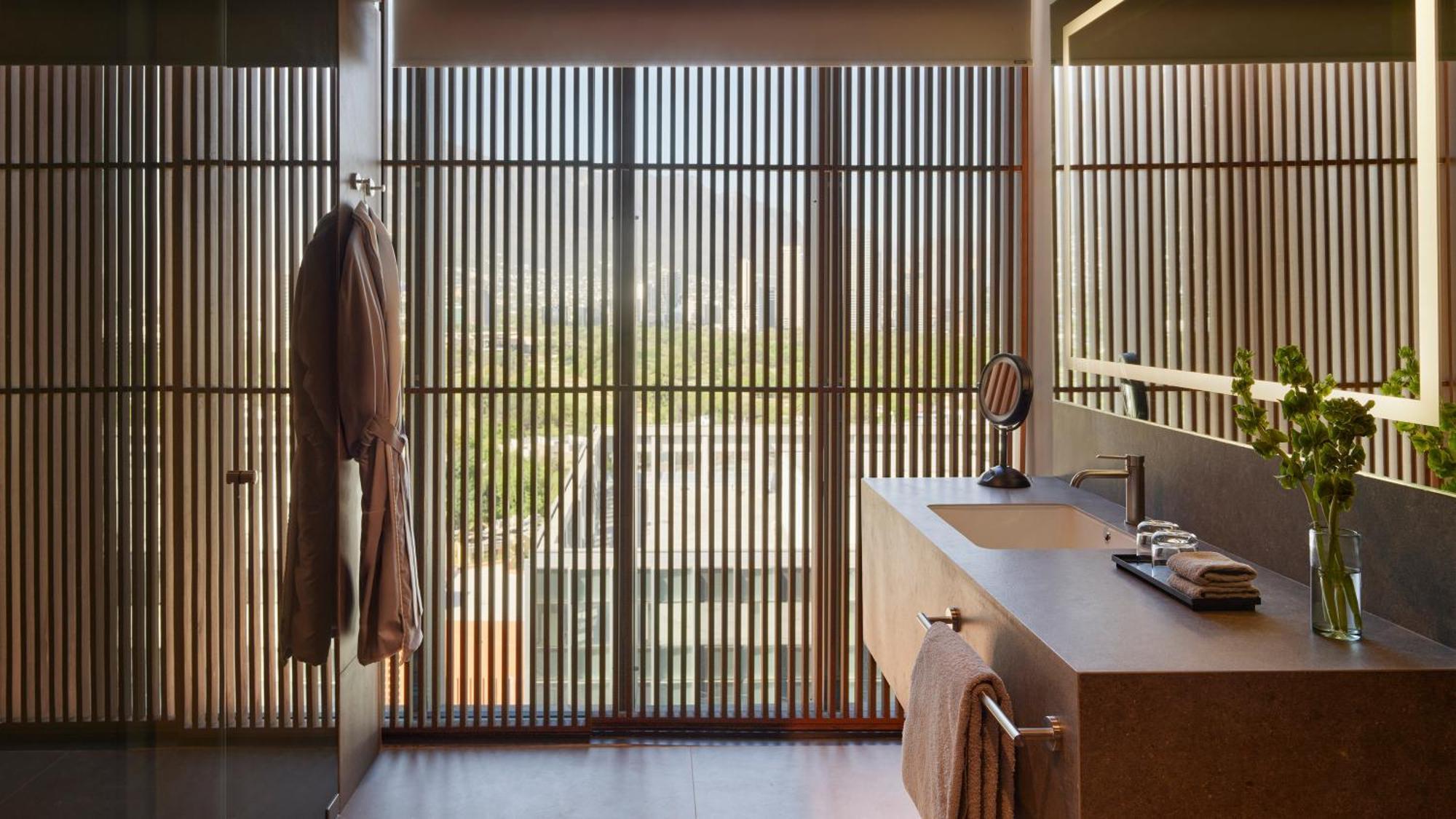 Corner King Room Walk Shower