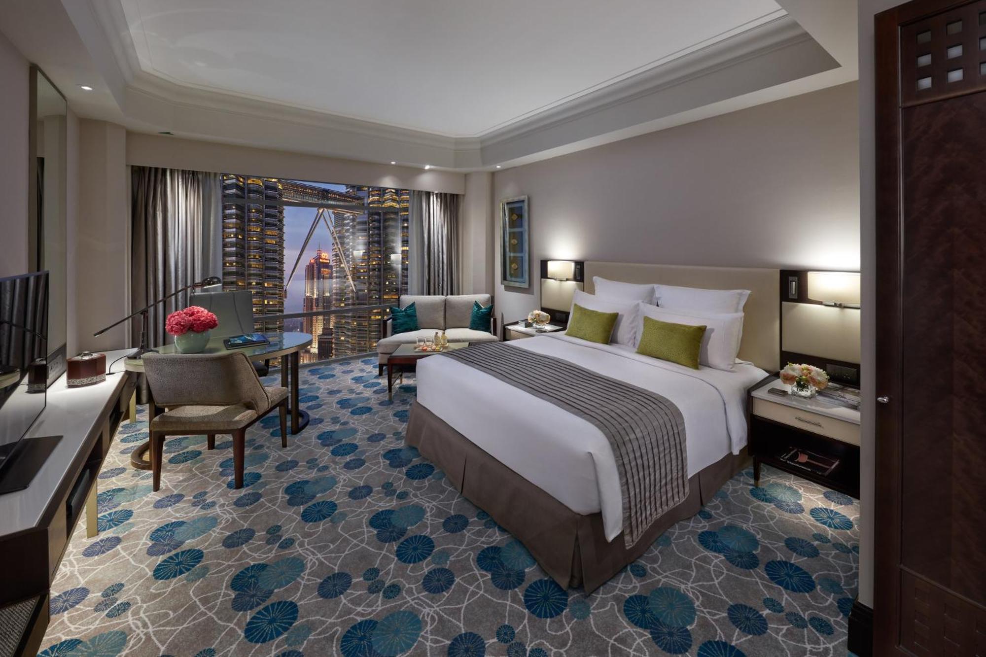 Deluxe Twin Towers View Room King Bed