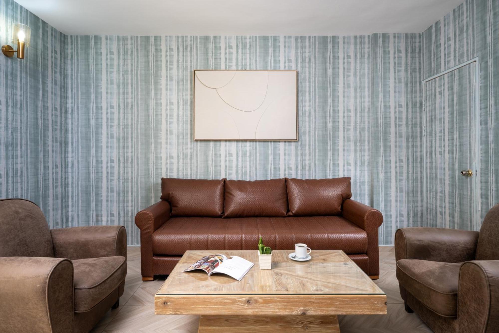 Superior Family Room,1769513390:JPEG