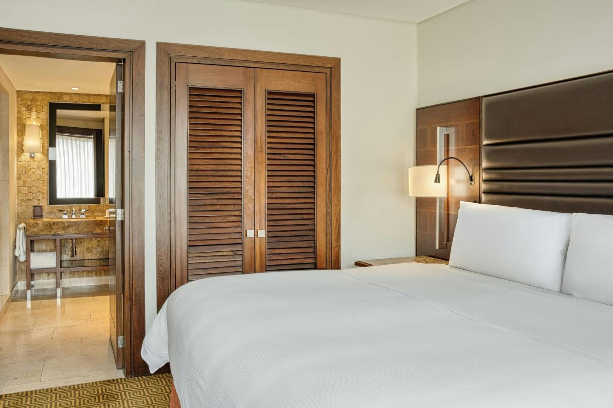 Executive Junior King Suite Lounge Access