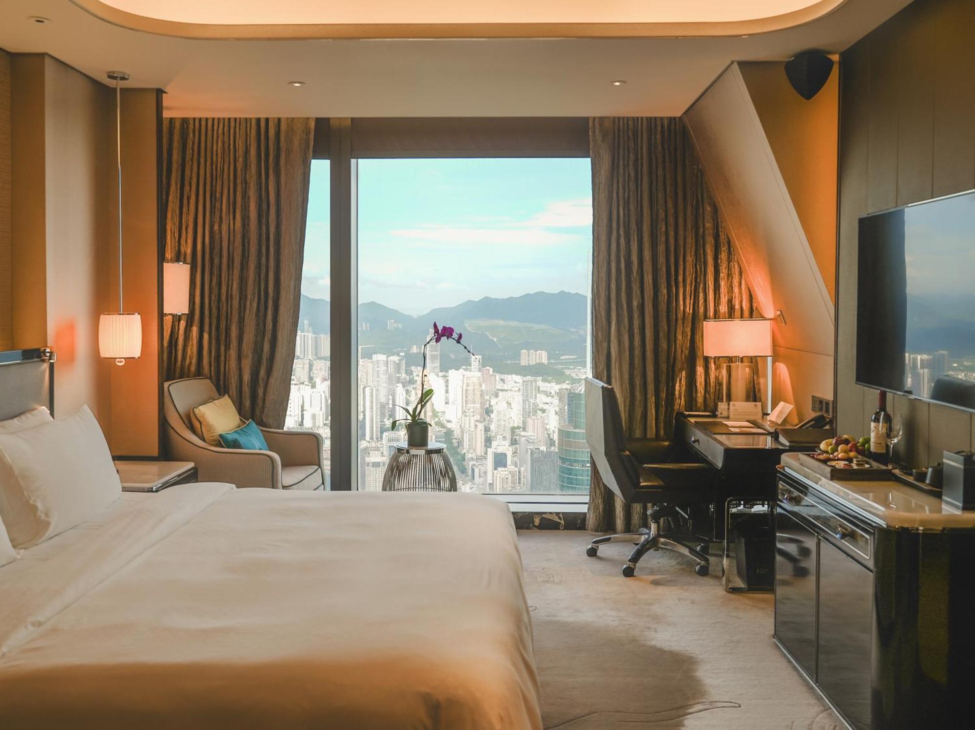 Deluxe City View King Guest room 1 King Skyline view