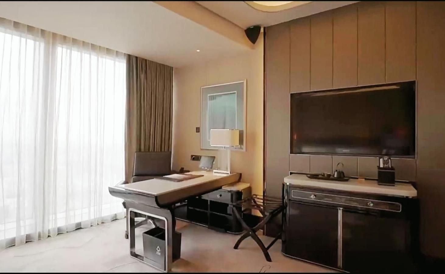 Deluxe City View King Guest room 1 King Skyline view
