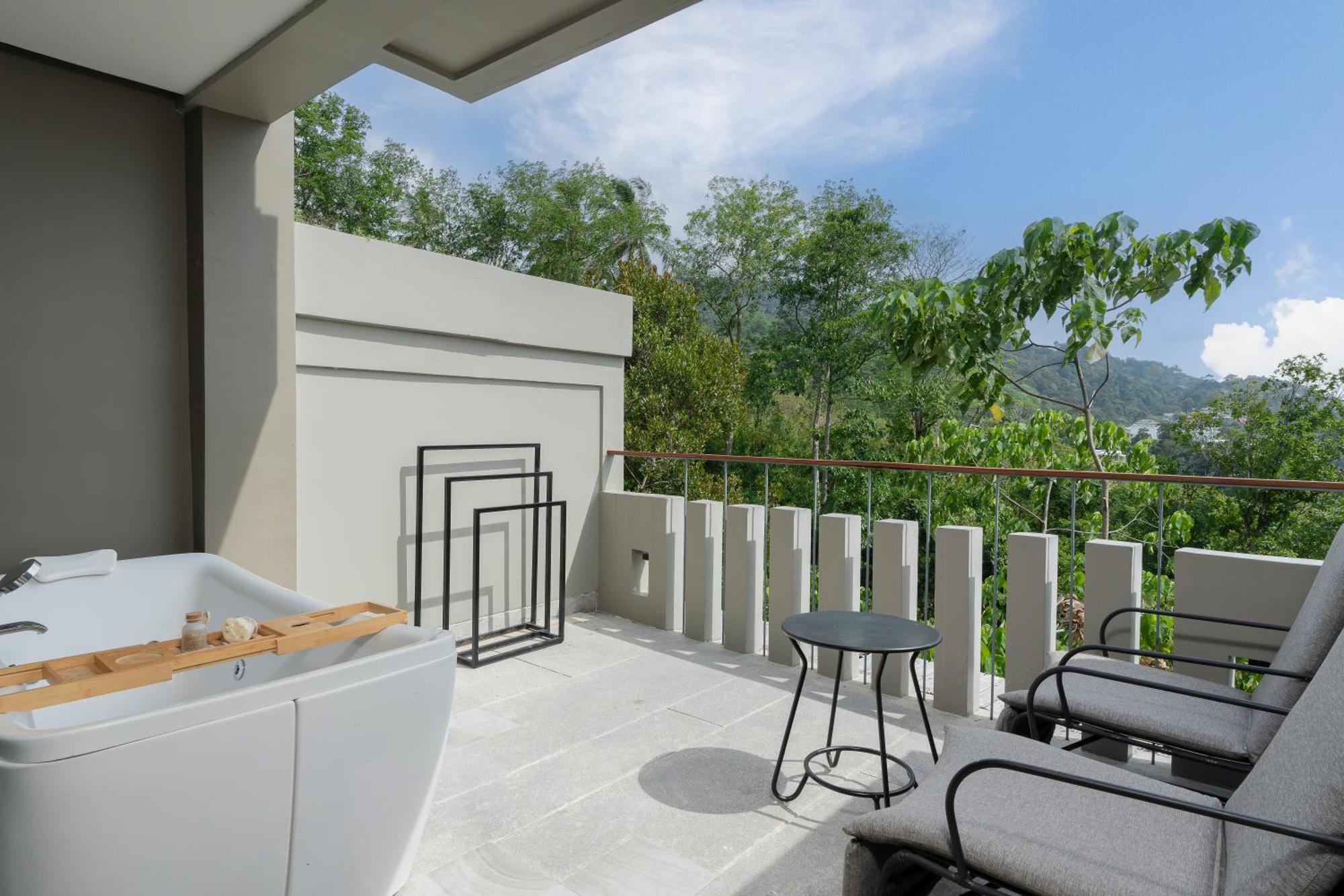 Grande Deluxe Jacuzzi