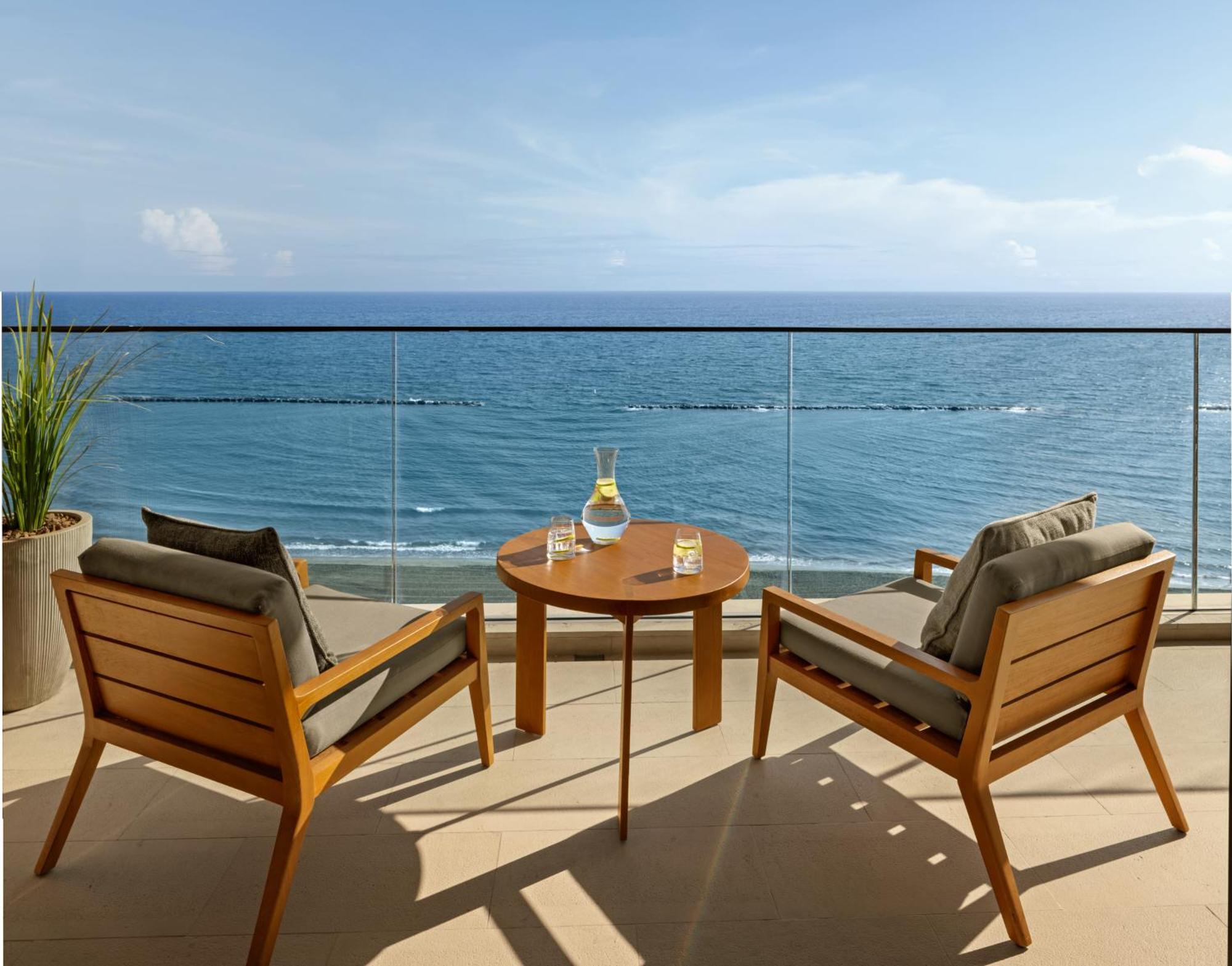 Deluxe Seaview Suite