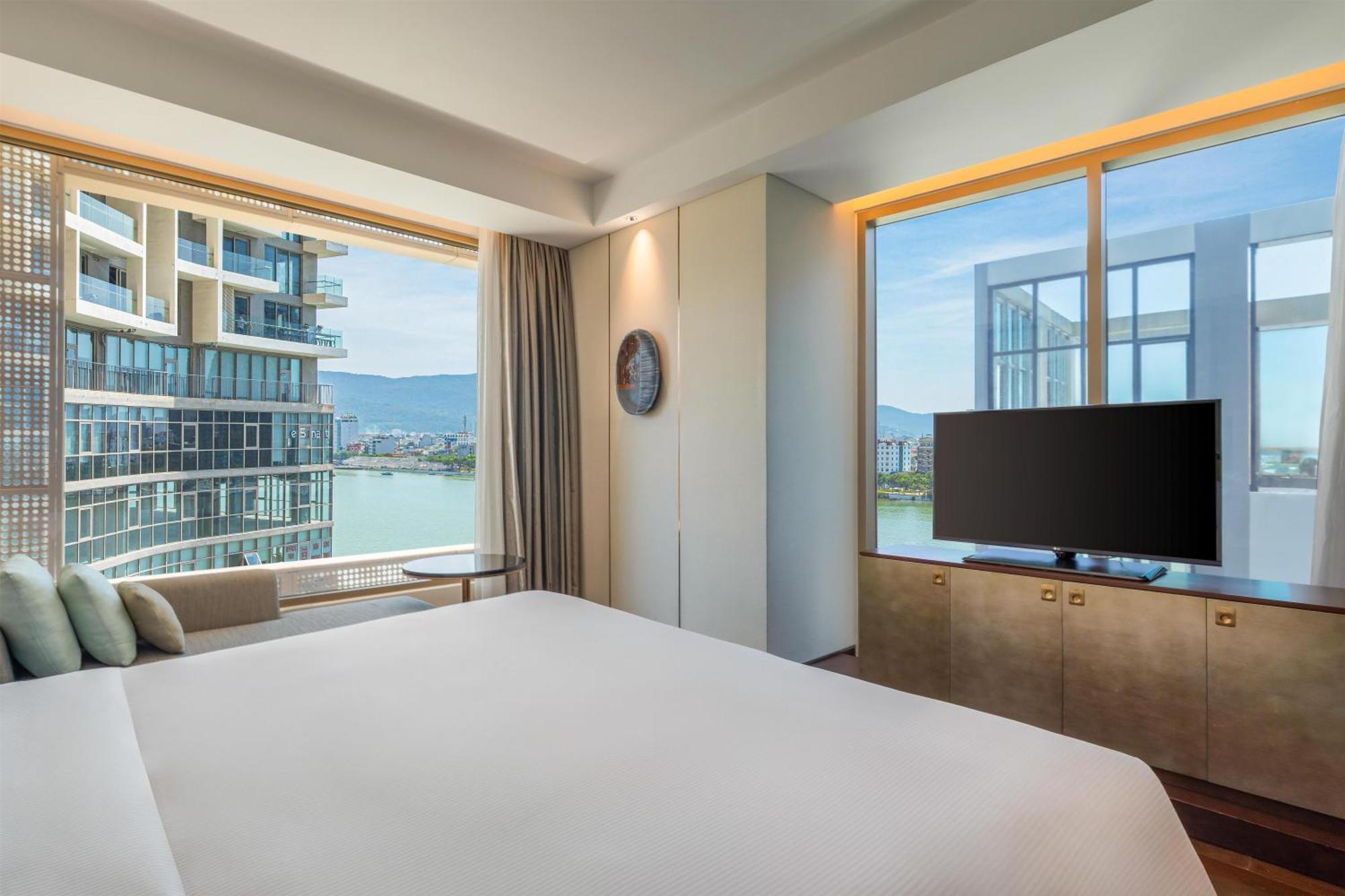 One-Bedroom King Suite City View