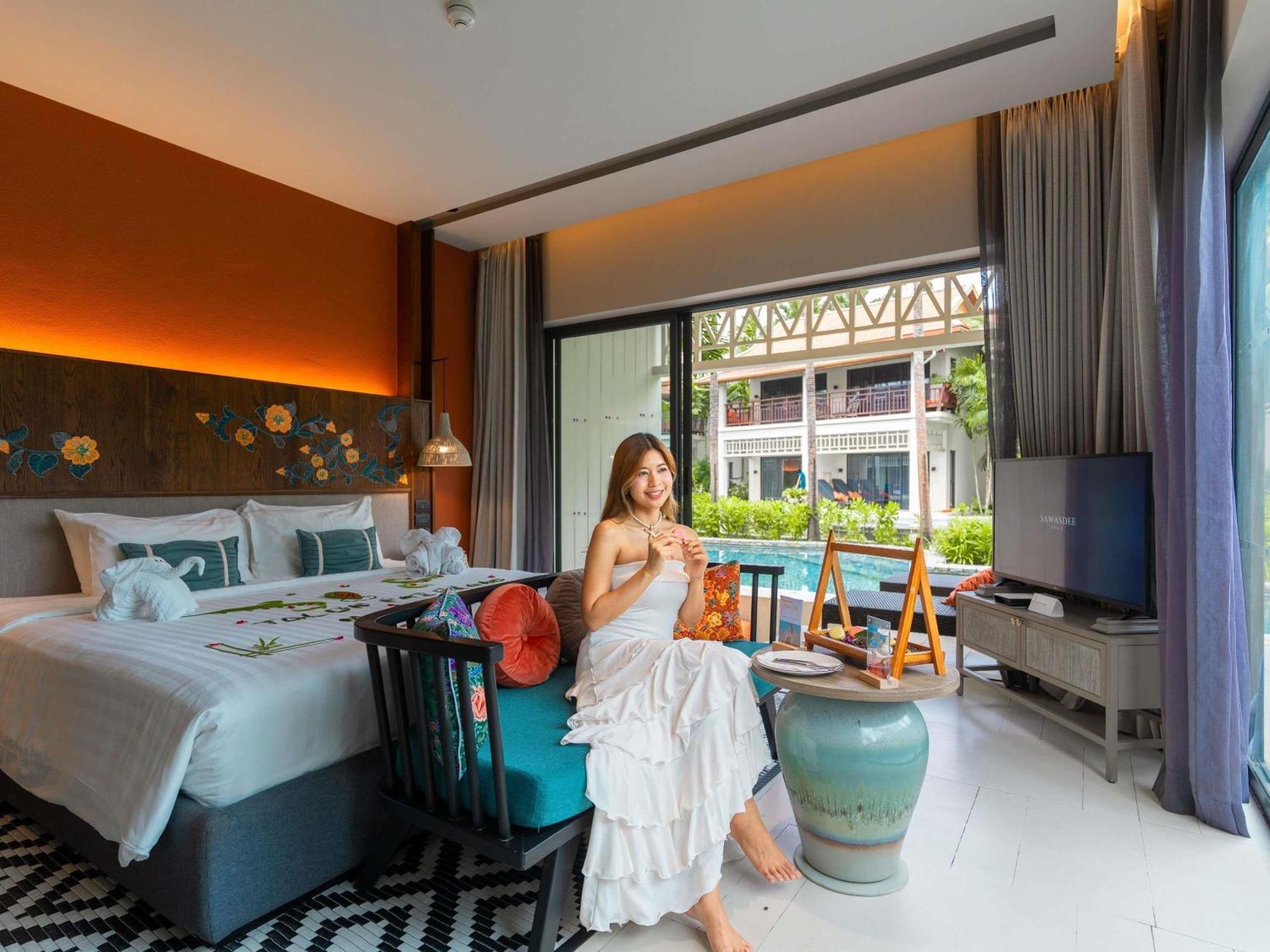Deluxe King Room Pool Access