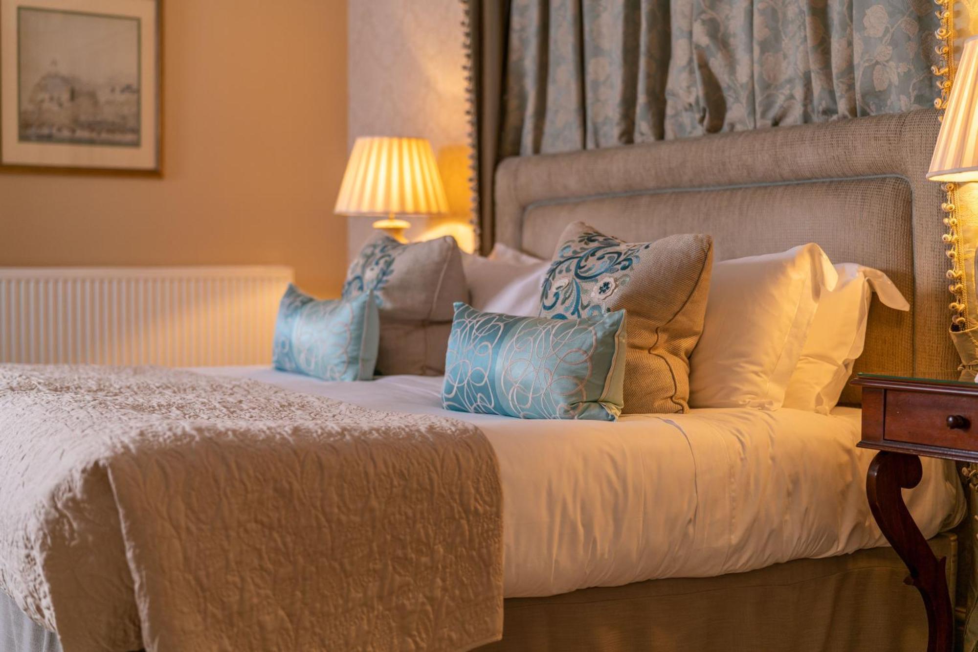 Manor Room Two Twin Beds