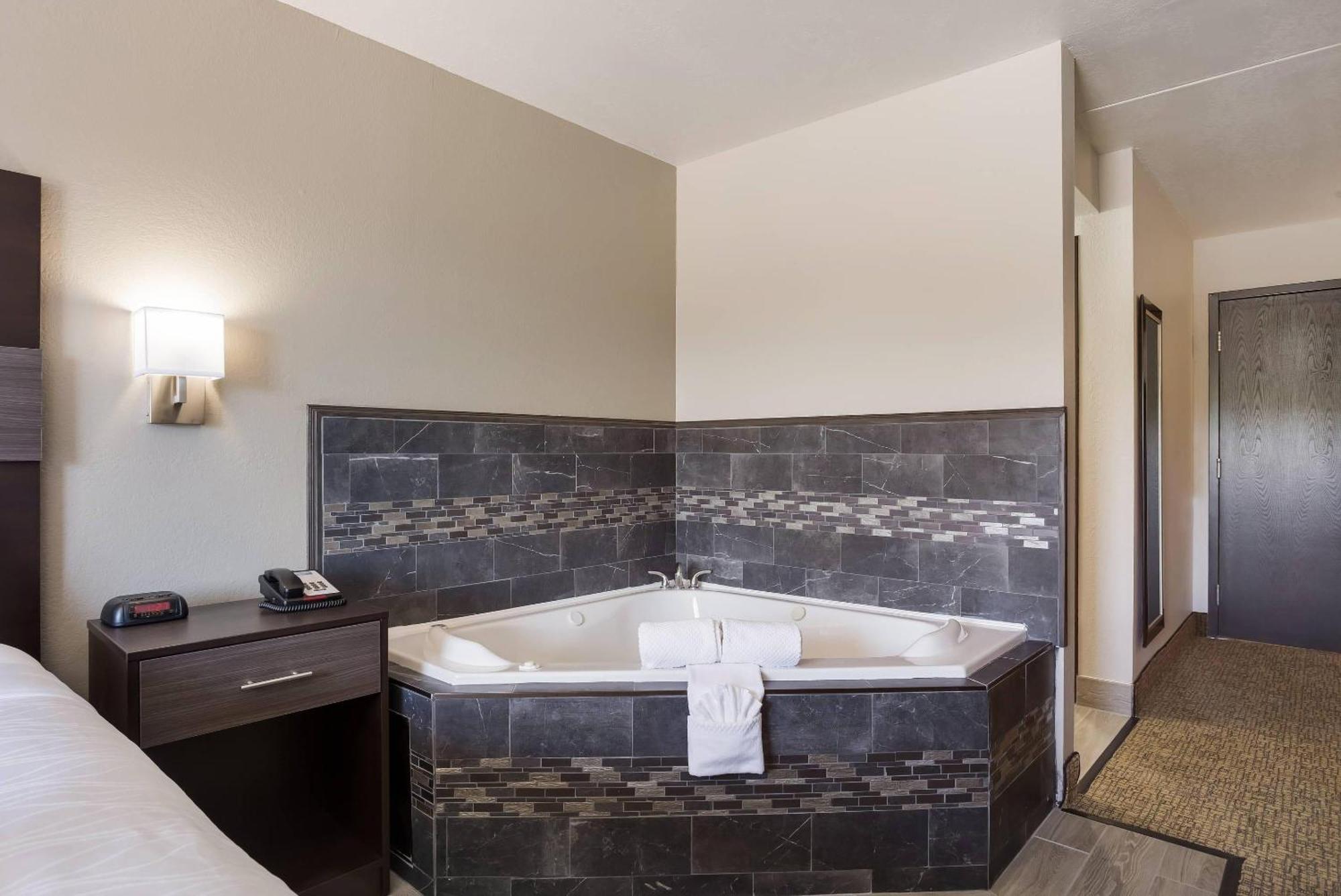 King Room Hot Tub Non-Smoking or No Pets