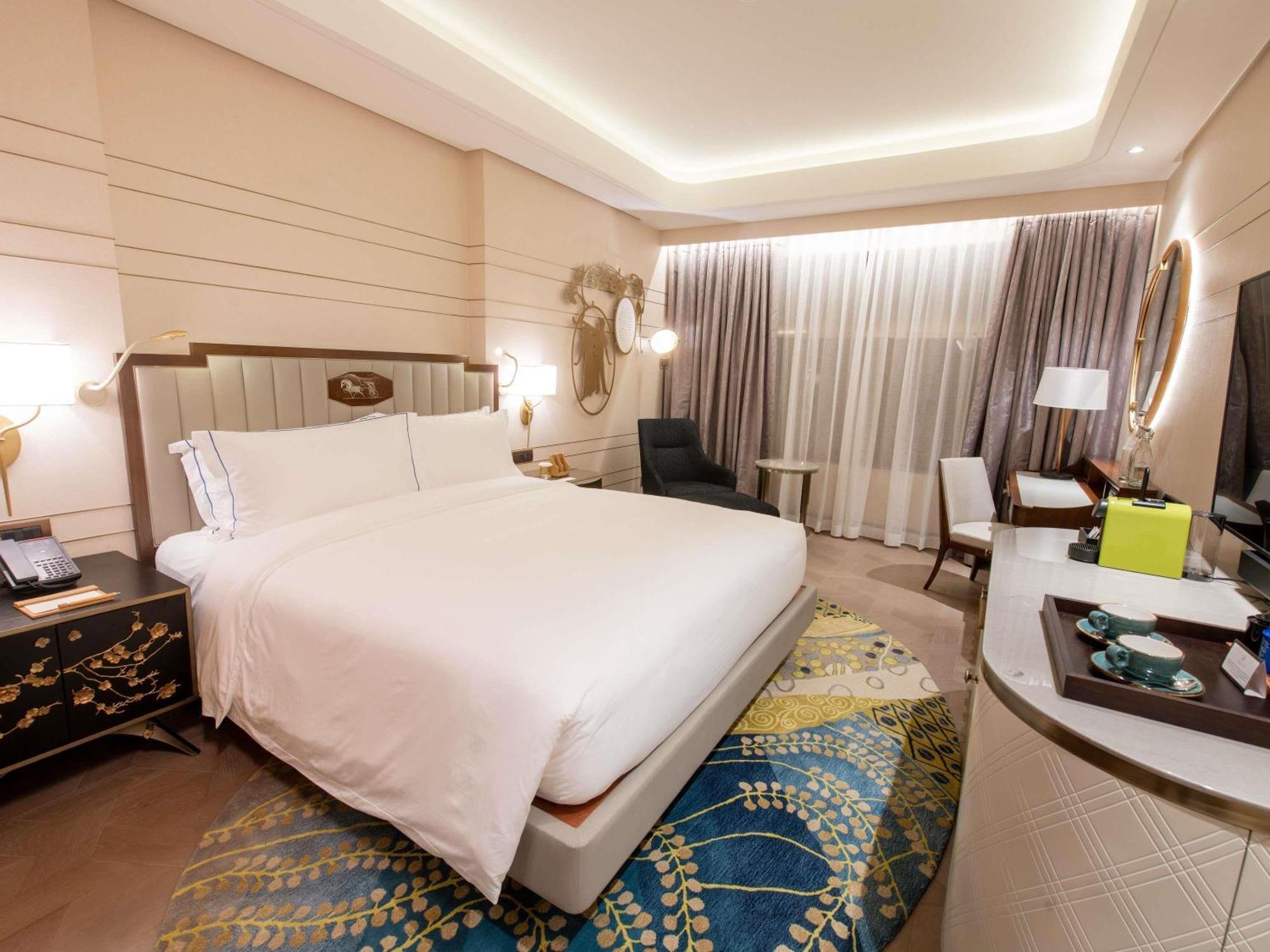 Superior Atrium King Room