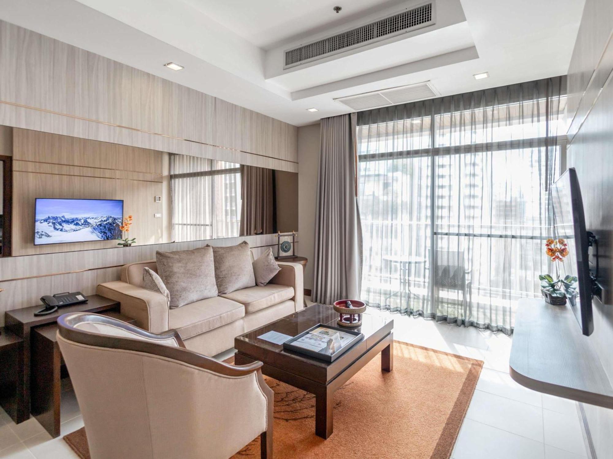 Grand Deluxe King Suite Living Room Balcony