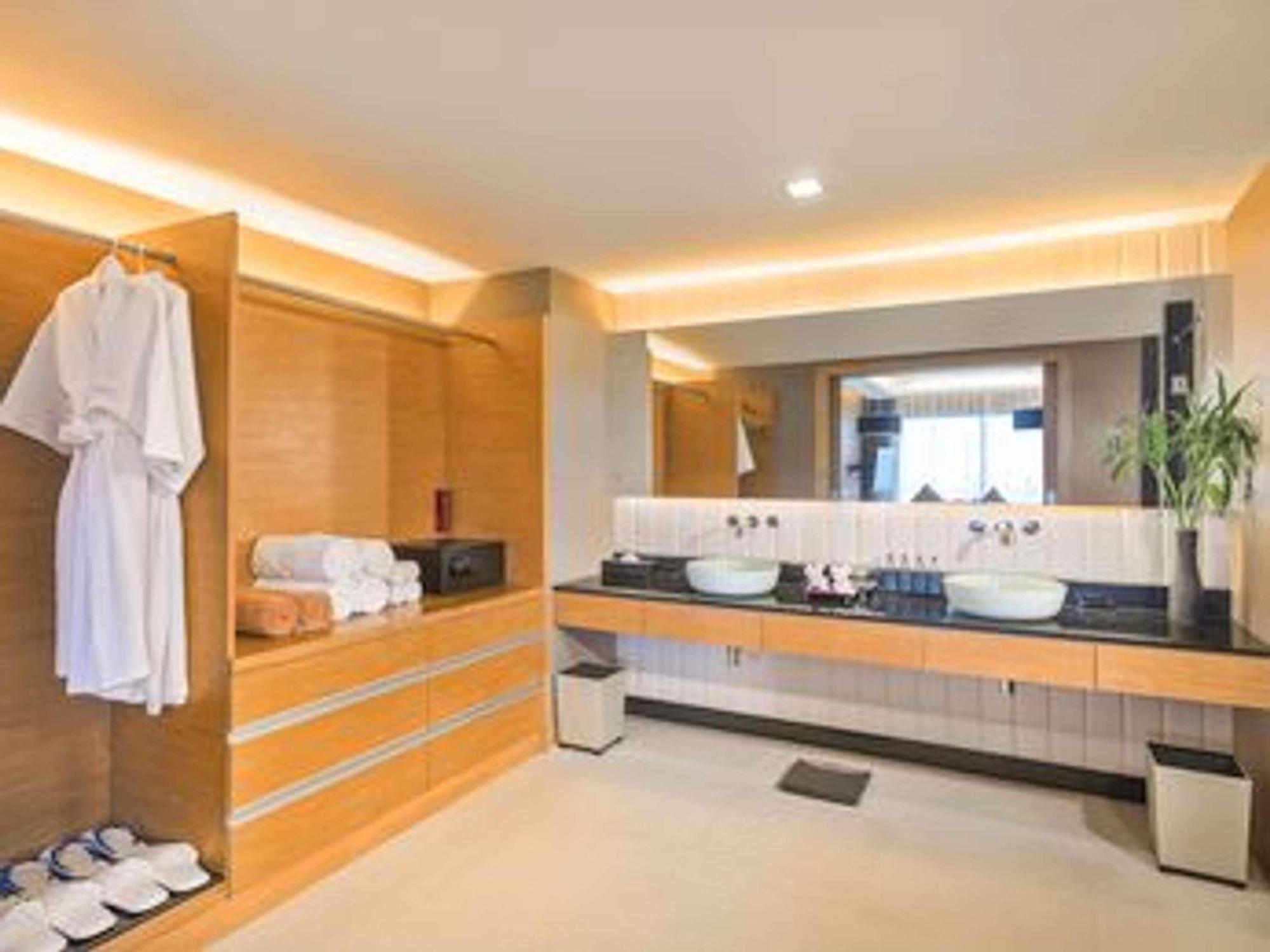Family King Suite Sea View Balcony