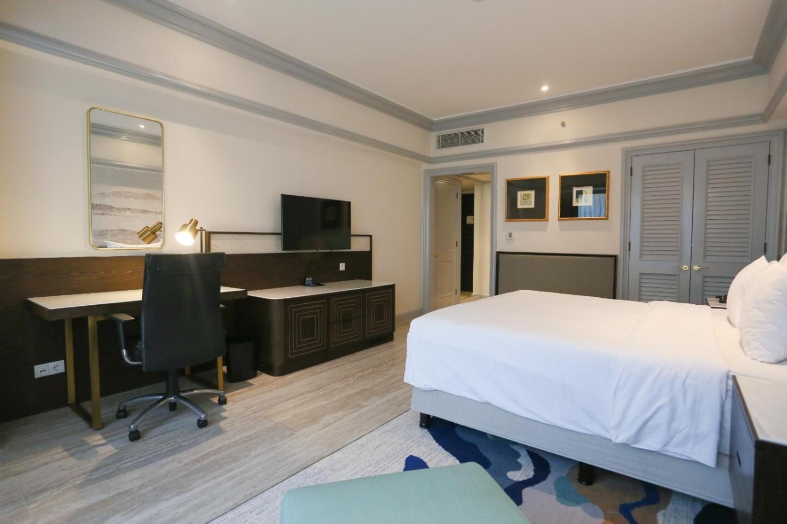 King Room Mobility Access or Non-Smoking