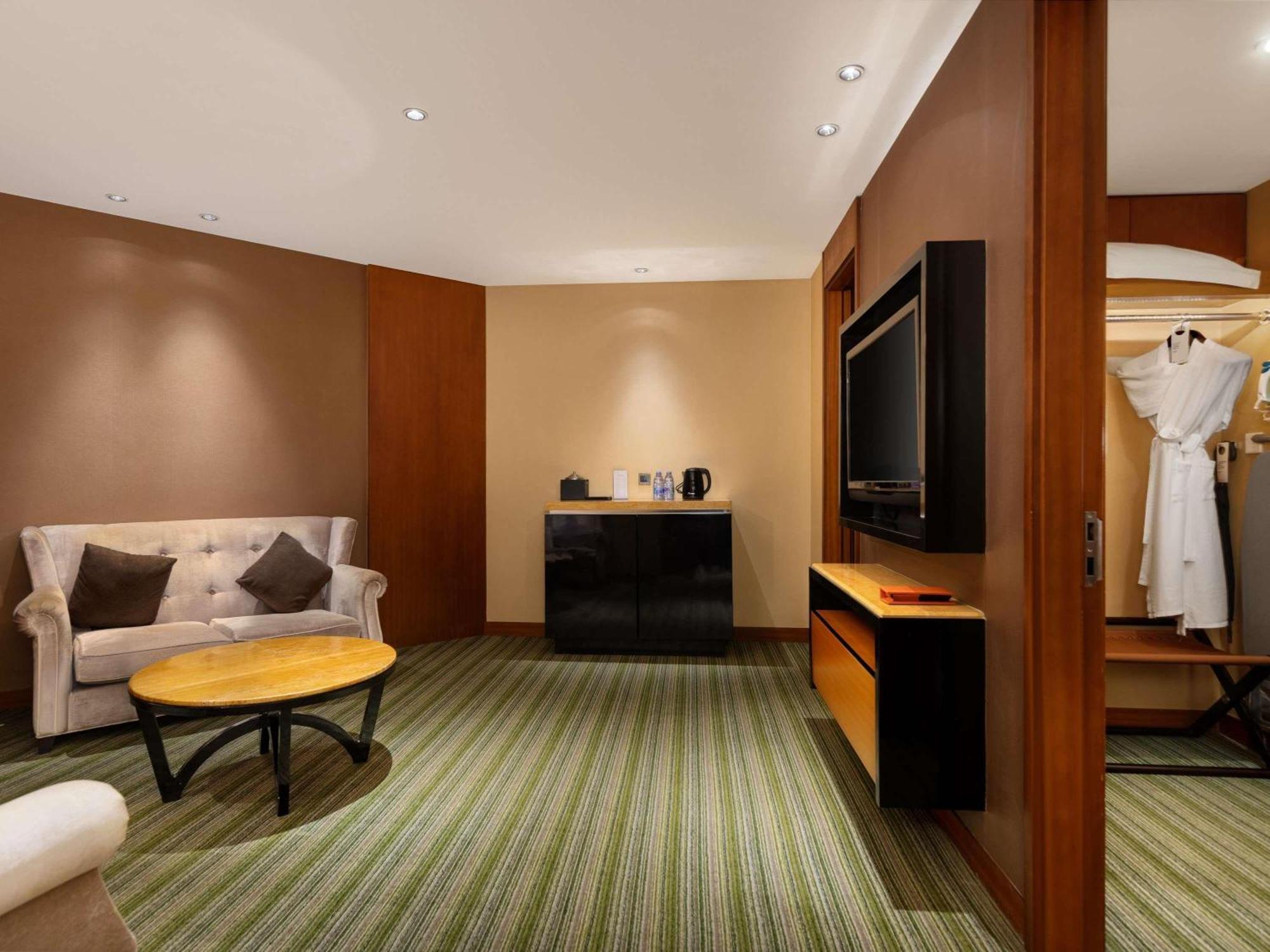 Deluxe King Suite