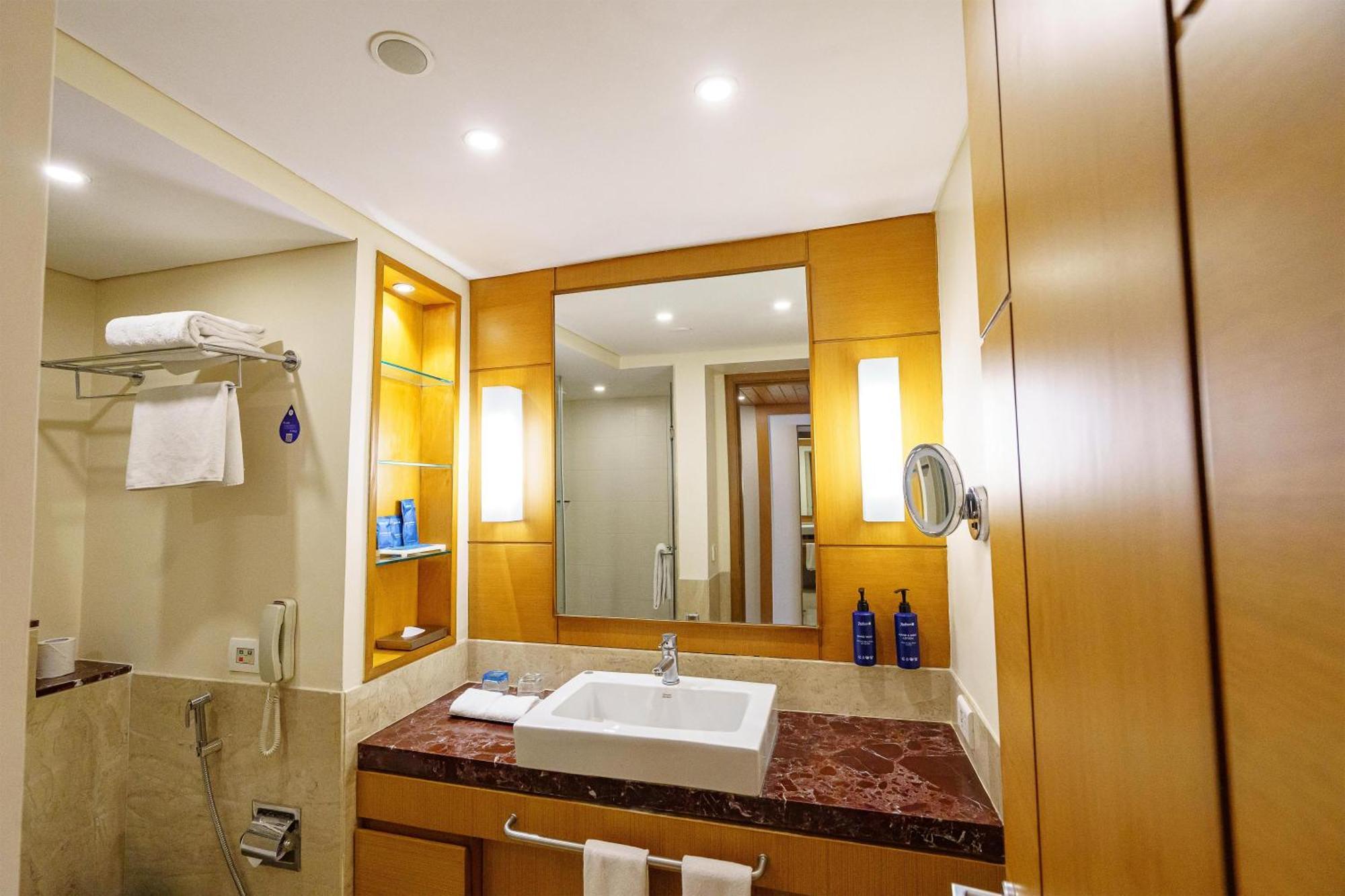 Deluxe Double or Twin Room of Food & Soft Beverages Hotel Credit of INR 1000 on Food Soft Beverages Restaurants only