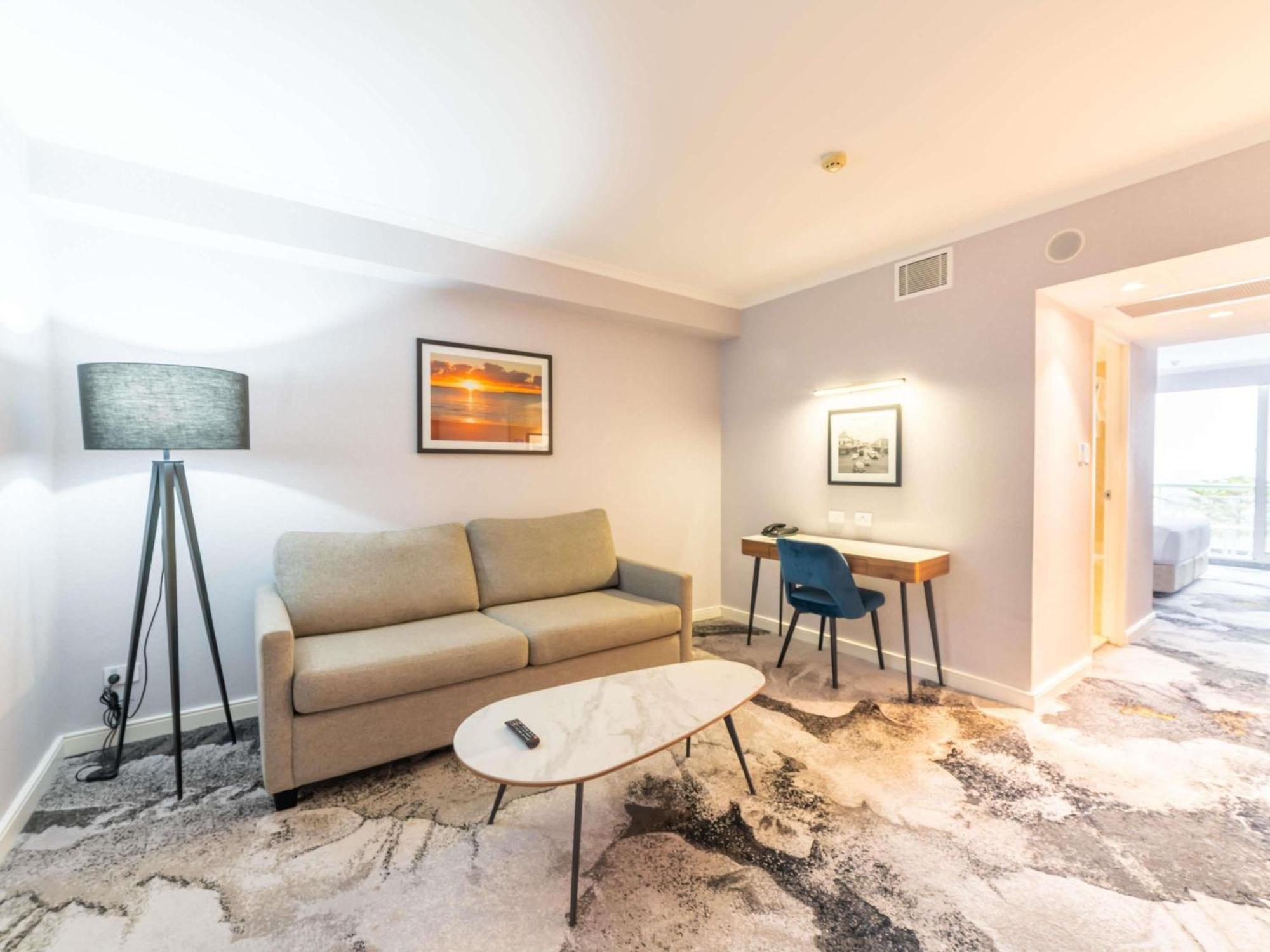 Junior King Suite Bath Bay View