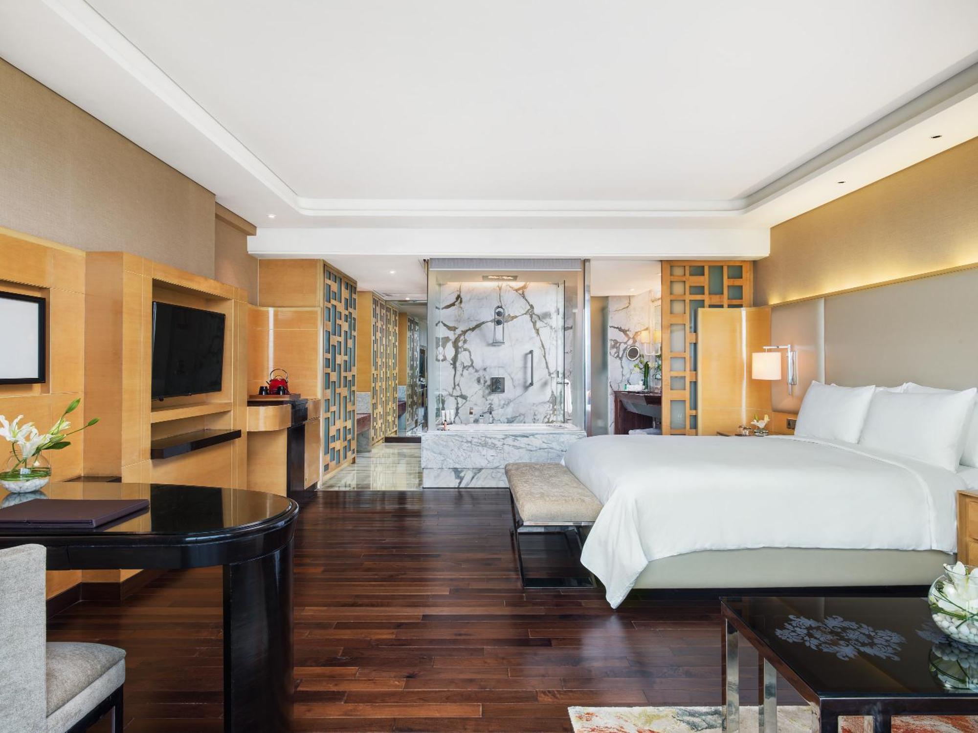 Deluxe King Room Bathtub & F&B at JW Café Saffron XO