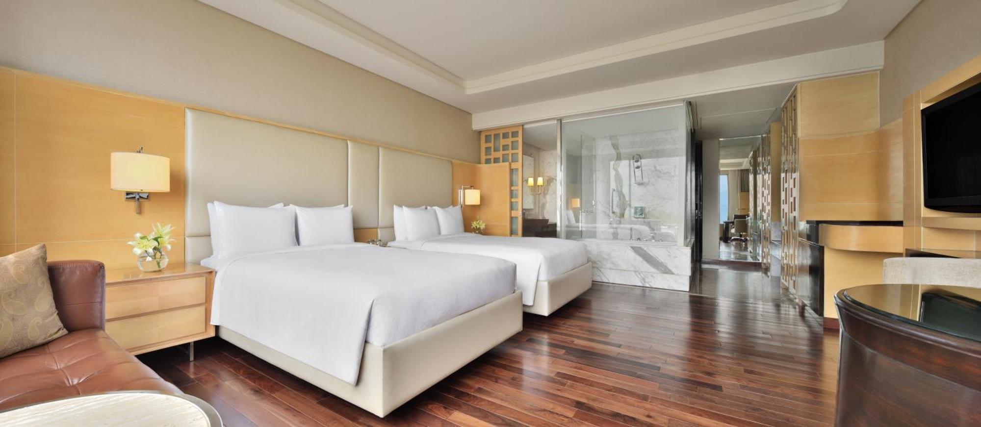 Deluxe Twin Room Bathtub & F&B at JW Café Saffron XO