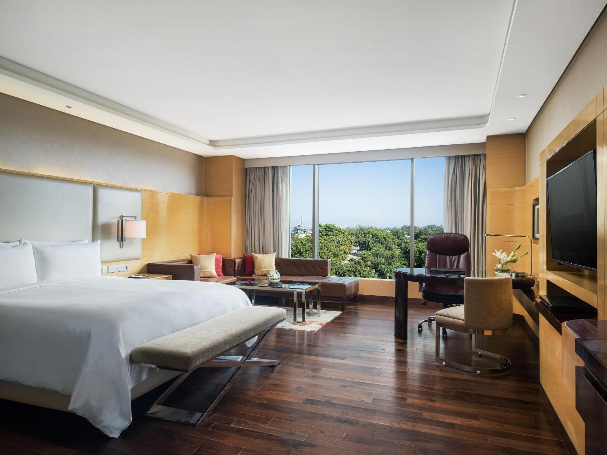 Deluxe King Room Bathtub & F&B at JW Café Saffron XO