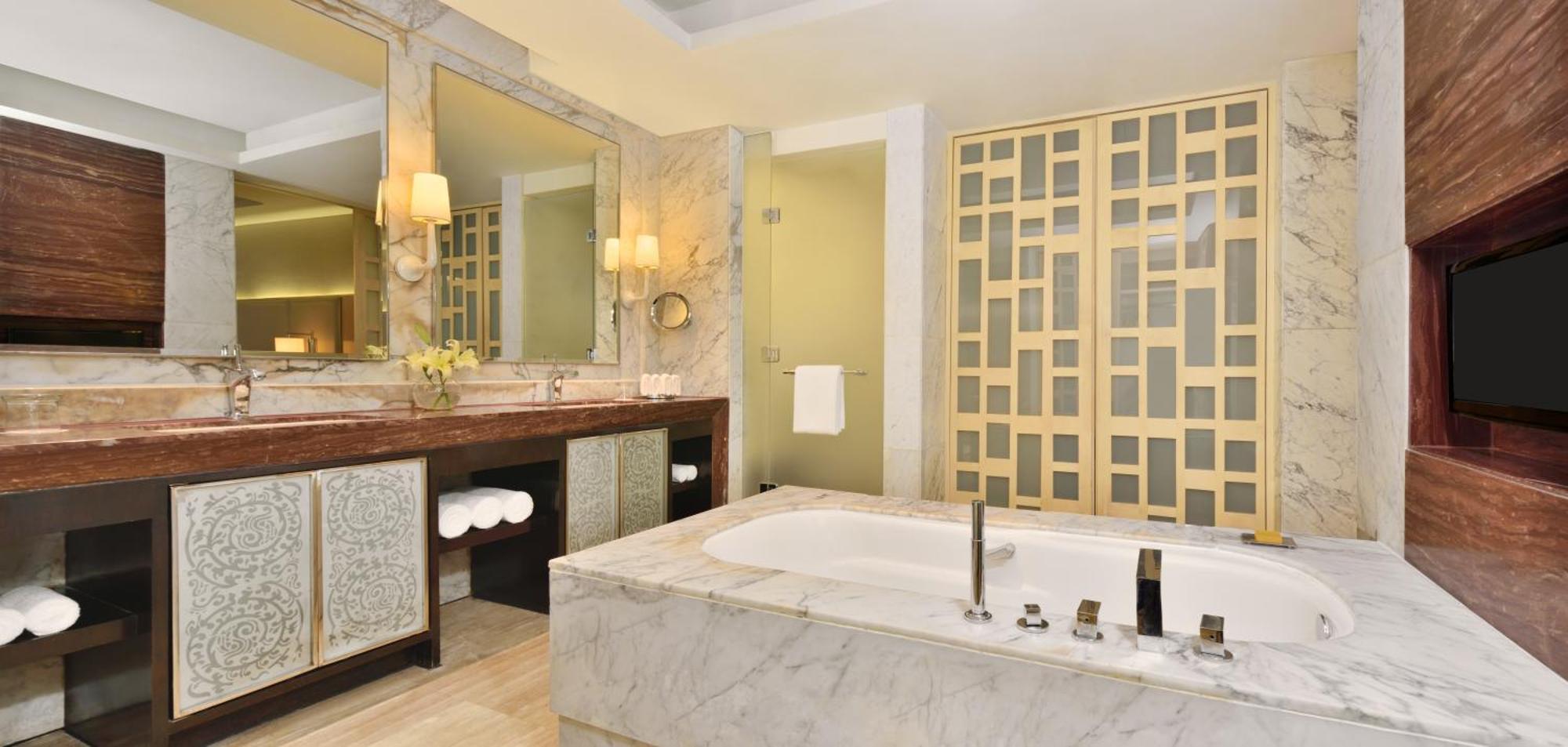 Deluxe King Room Bathtub & F&B at JW Café Saffron XO