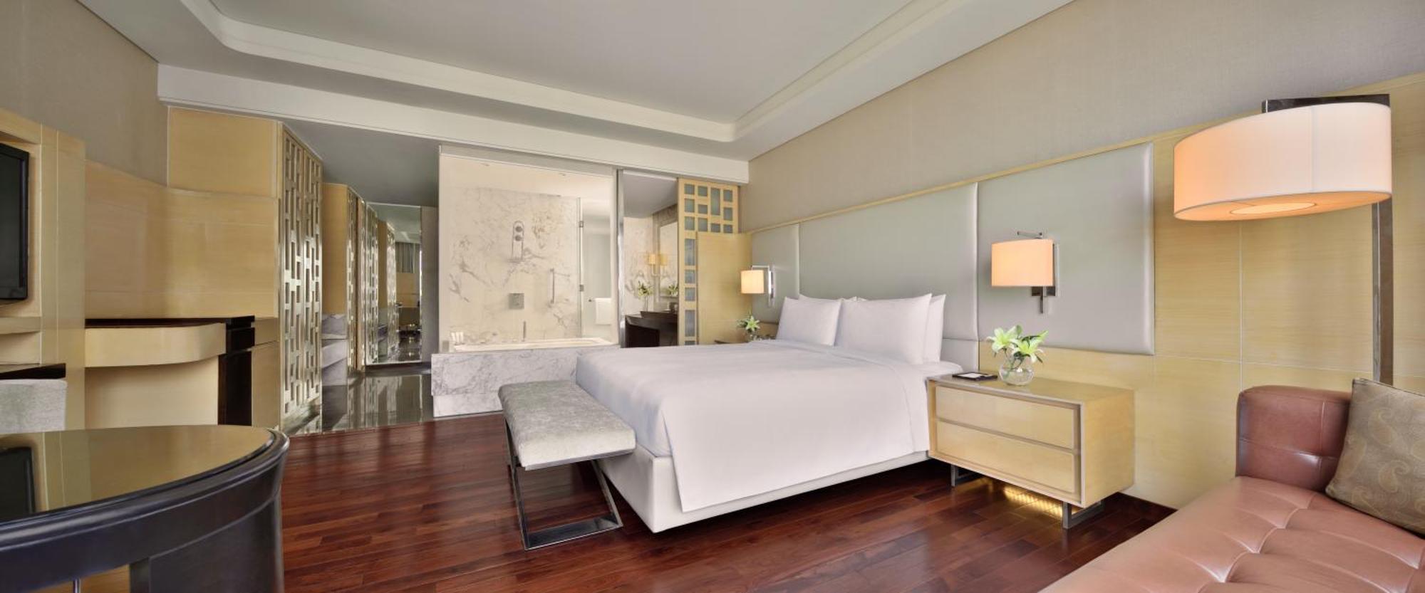 Deluxe King Room Bathtub & F&B at JW Café Saffron XO