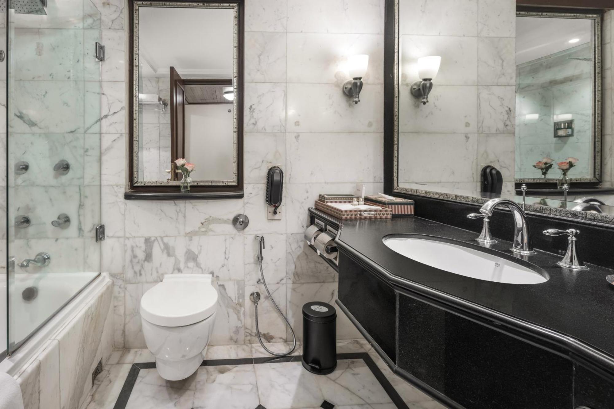 Classic Twin Room with Pool View - Lounge Access