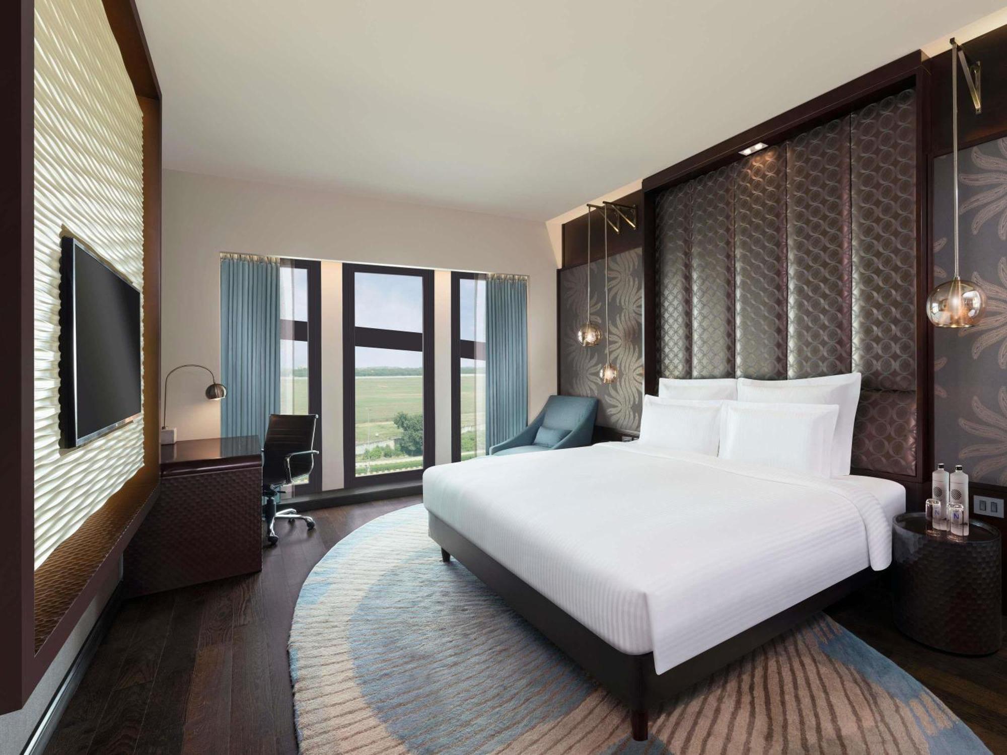 Executive King Room on food beverages spa laundry | Complimentary one way airport transfer | Lounge access cocktail hours
