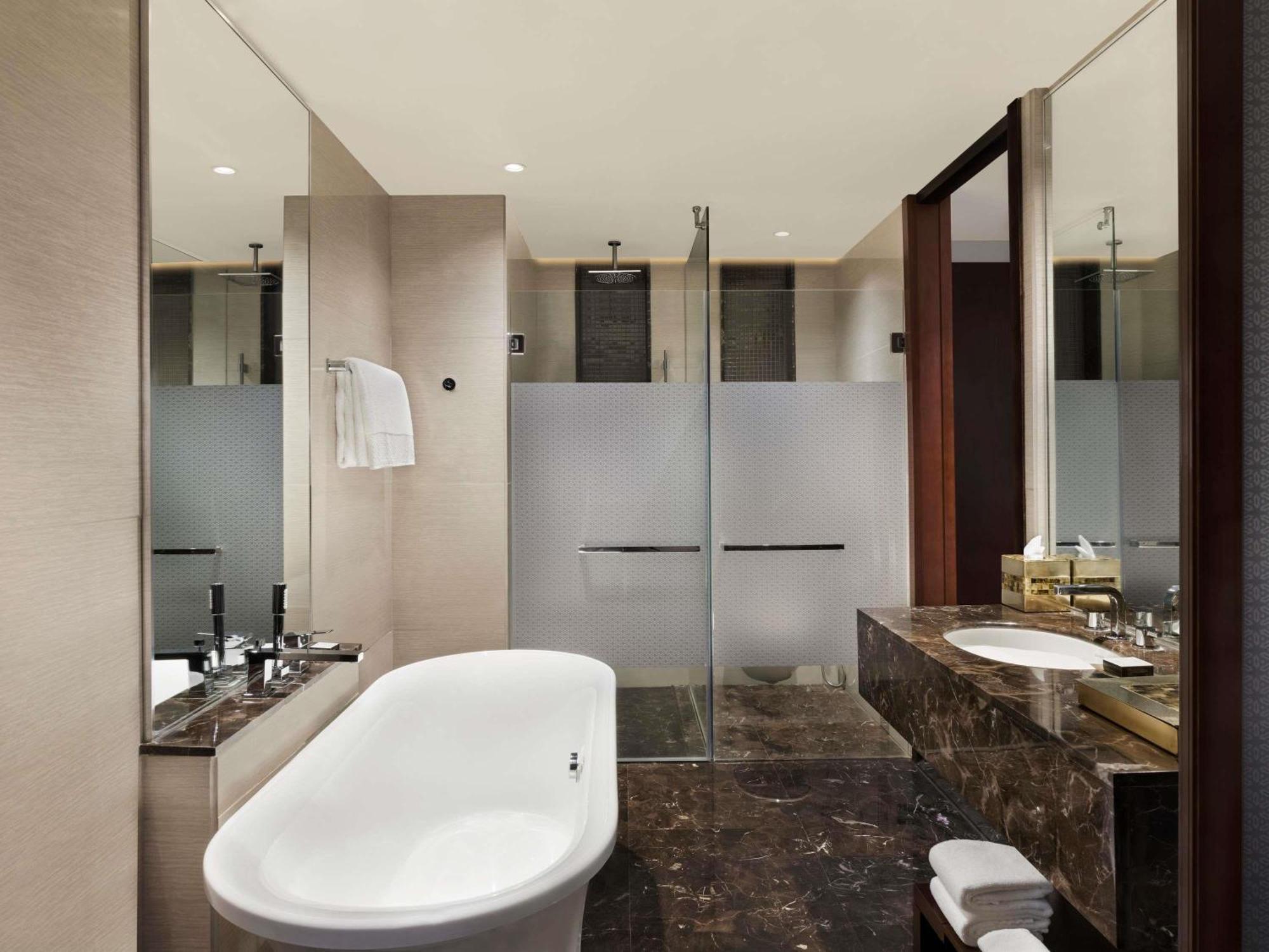 Deluxe Twin Room Bathtub