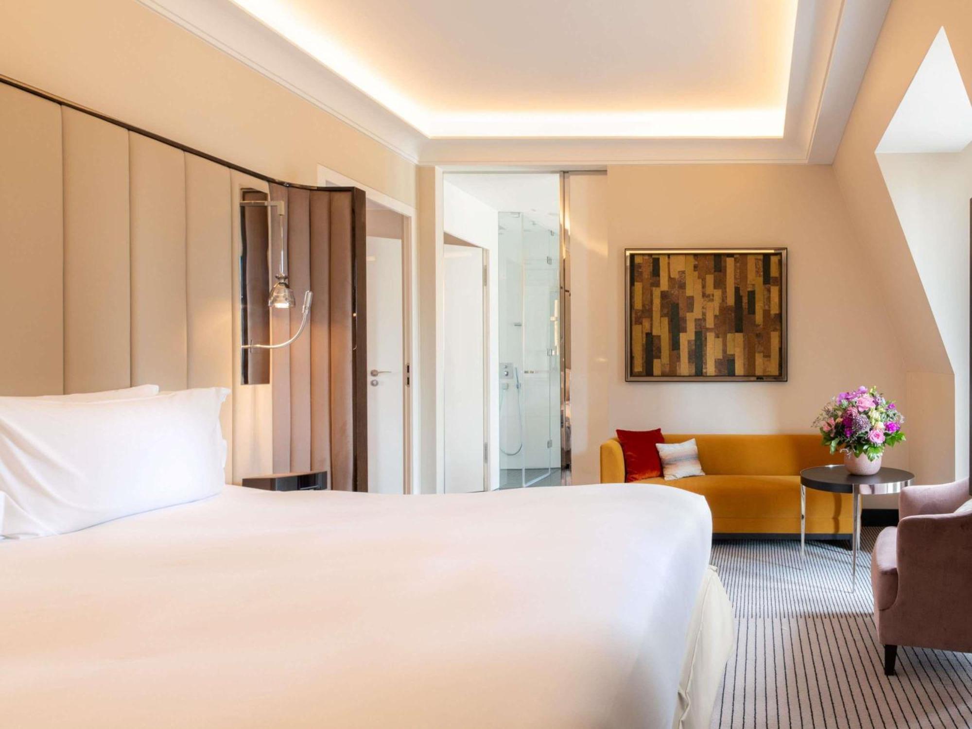 Opera Suite One King Bed City View High Floor