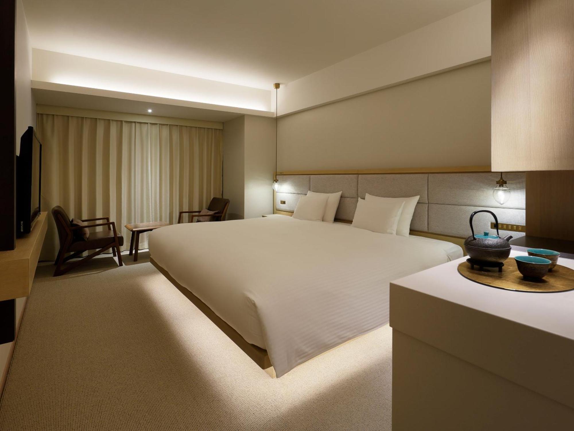 Superior Wide King Room Non-Smoking