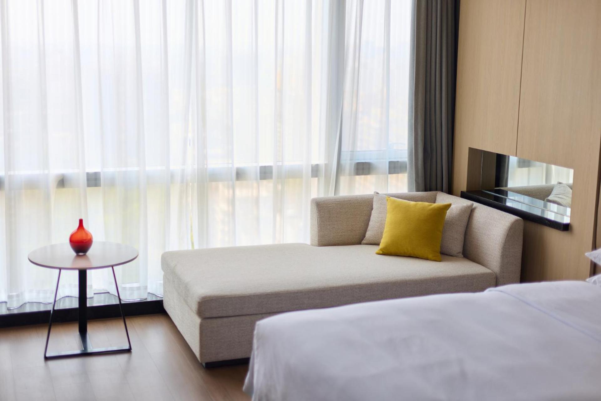 1 King Bed Club Lounge Access Guest Room include Happy Hour Alcohol Drinks & Light Buffet Food & Beverage