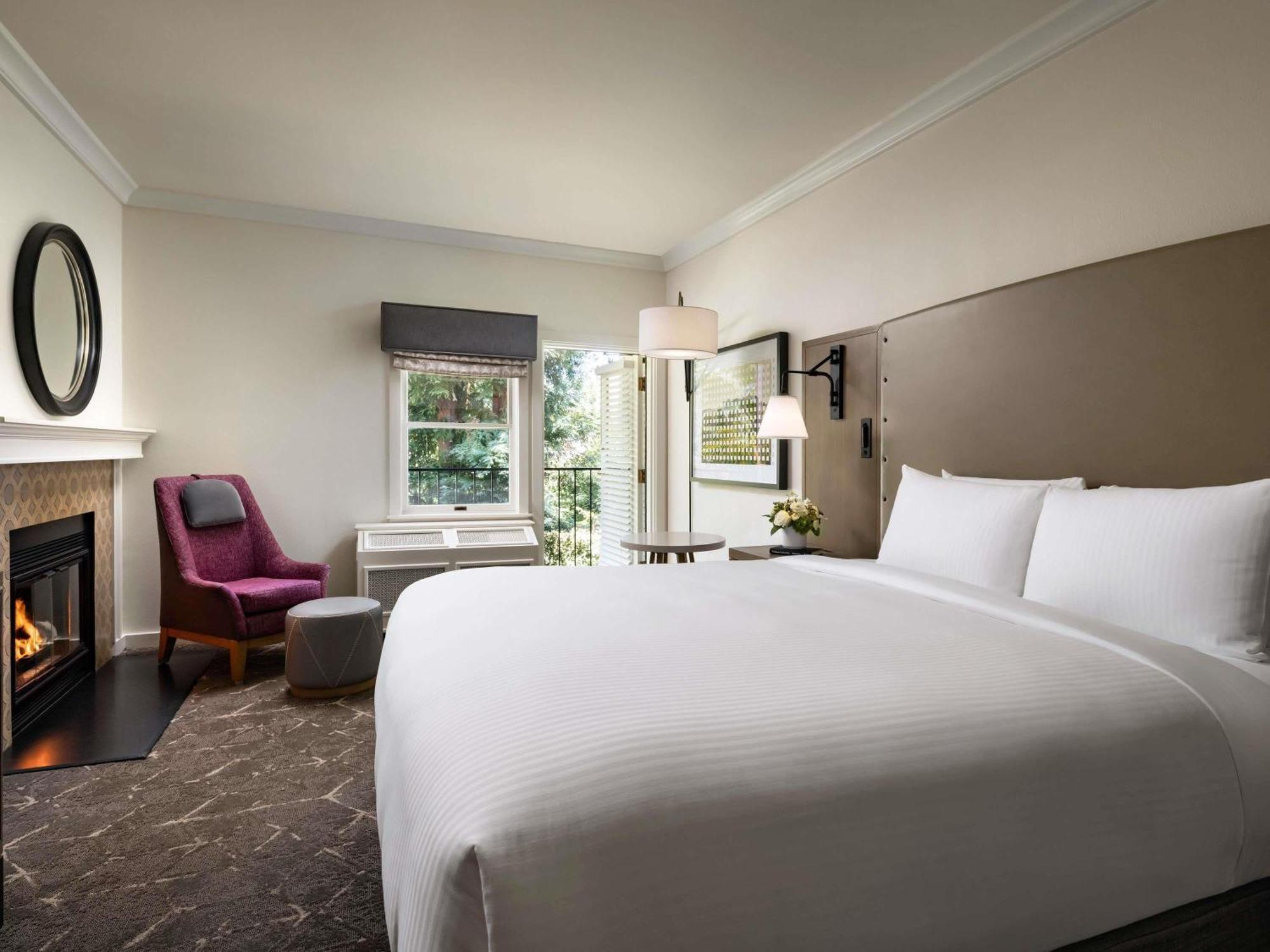 Deluxe King Room with Fireplace and Garden View