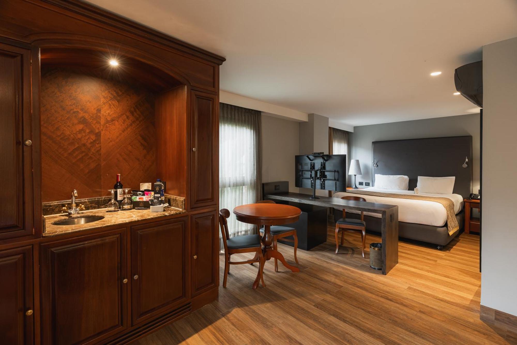 Deluxe Queen Suite