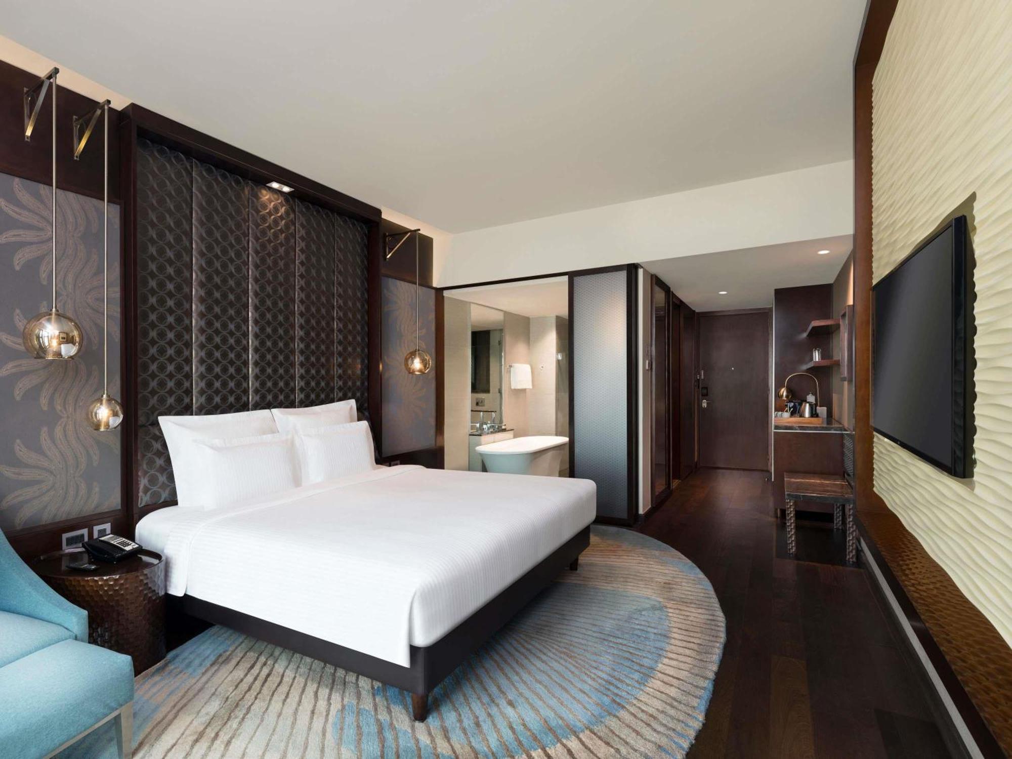 Executive King Room on food beverages spa laundry | Complimentary one way airport transfer | Lounge access cocktail hours
