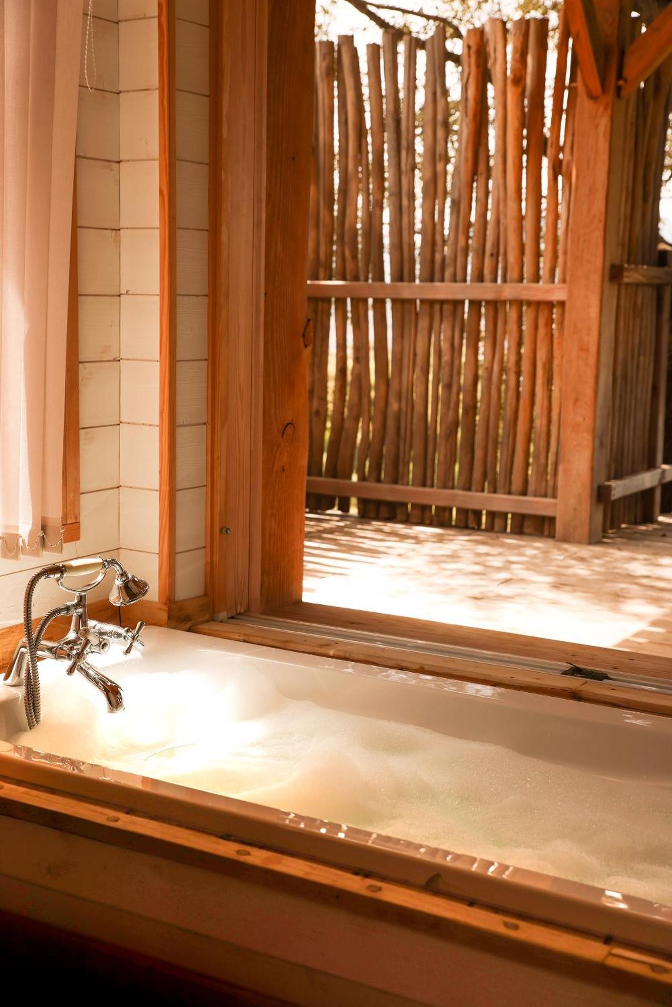 Cabane dans les Arbres avec Jacuzzi