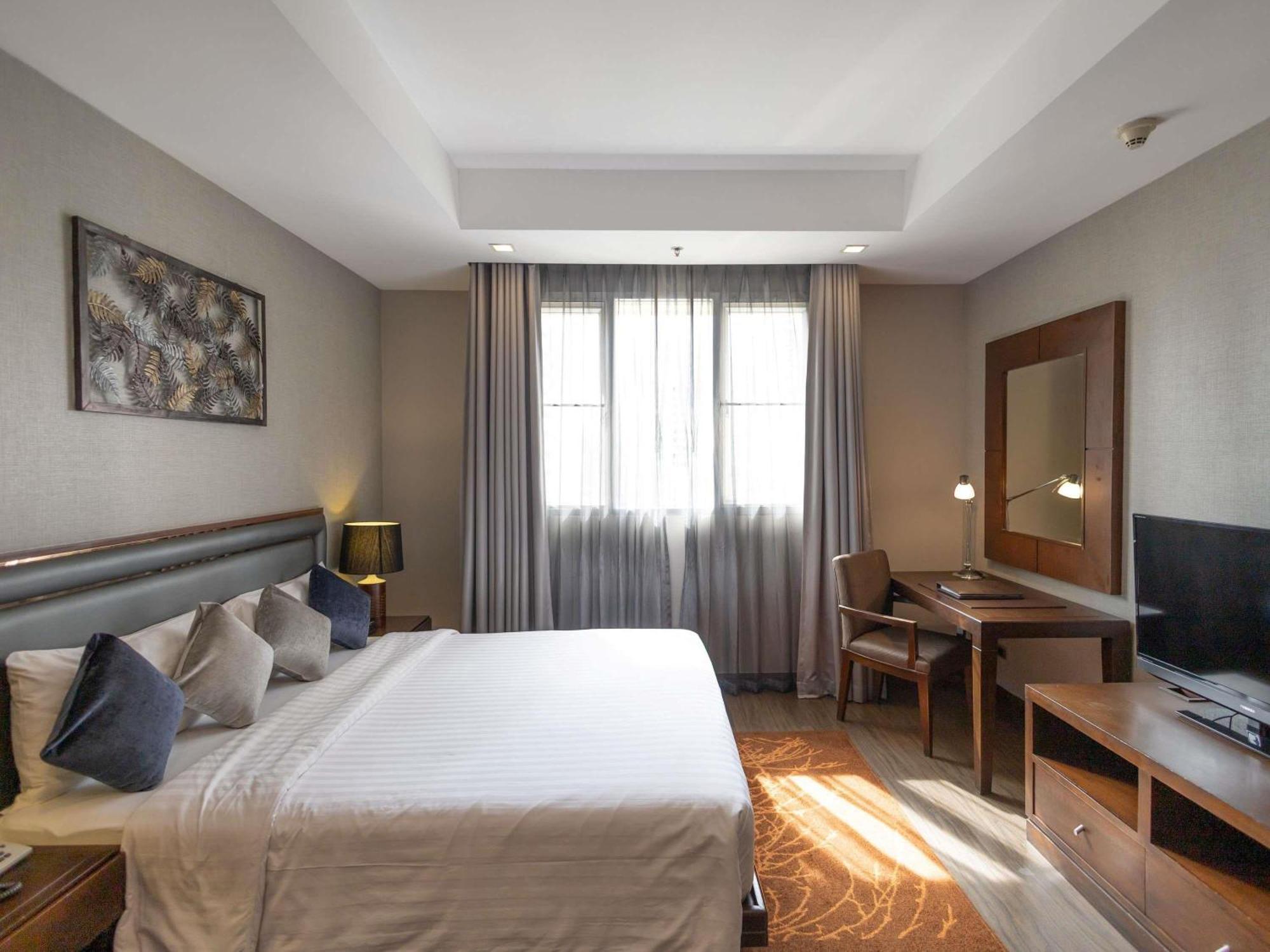 Grand Deluxe King Suite Living Room Balcony