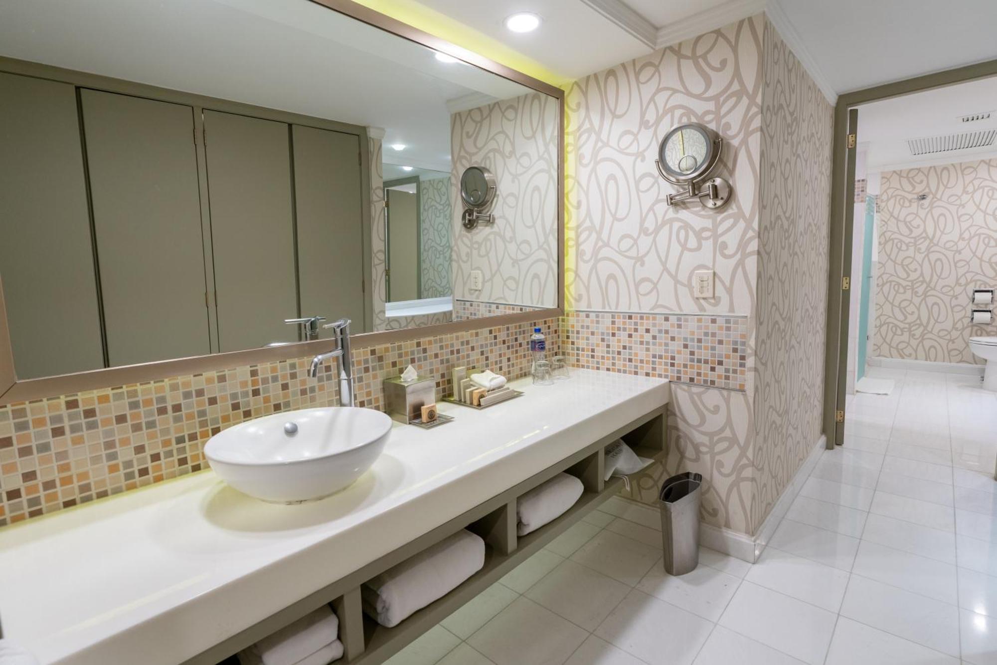Premium Level Master Suite