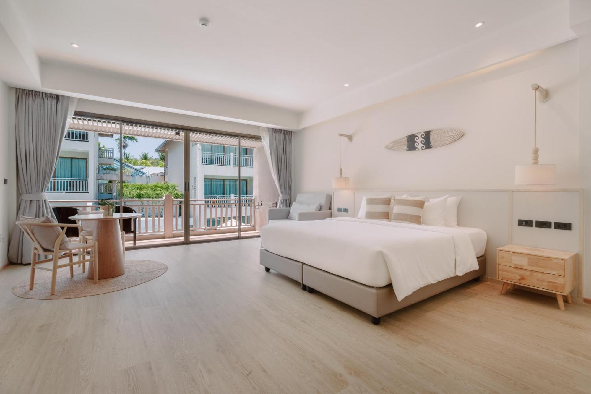 Deluxe Room Pool View Hive Wing