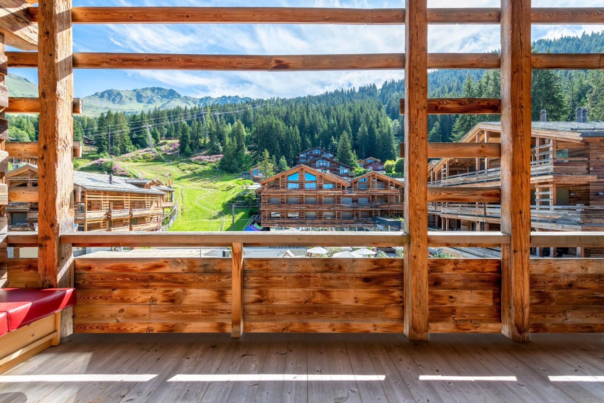 Supreme Bi-Level King Suite with Sofa Bed and Mountain View