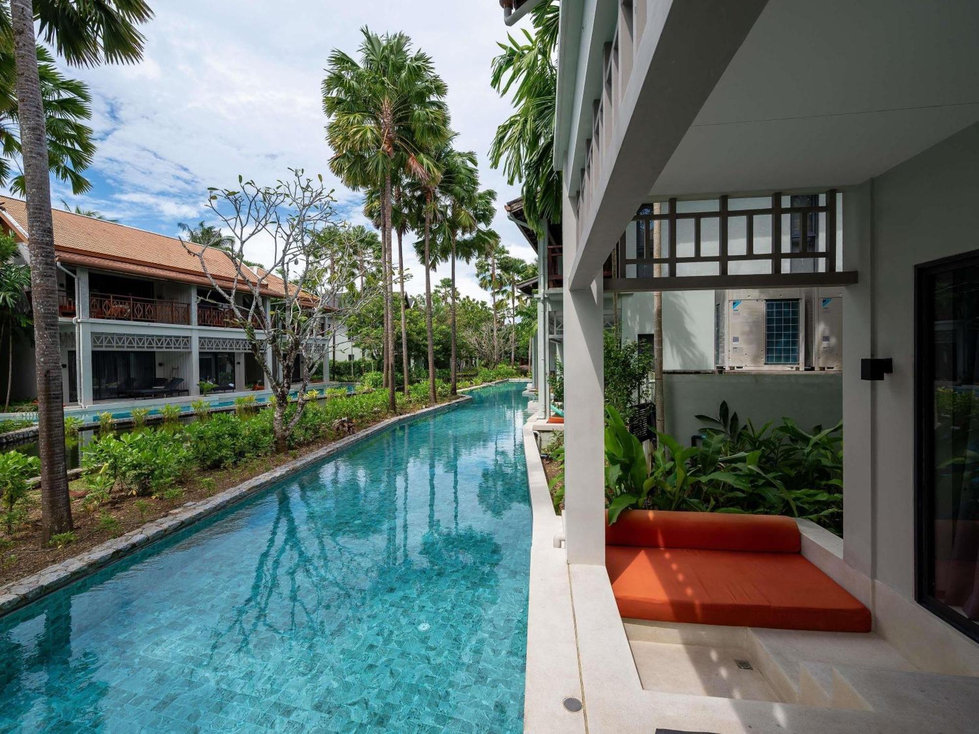 Deluxe King Room Pool Access